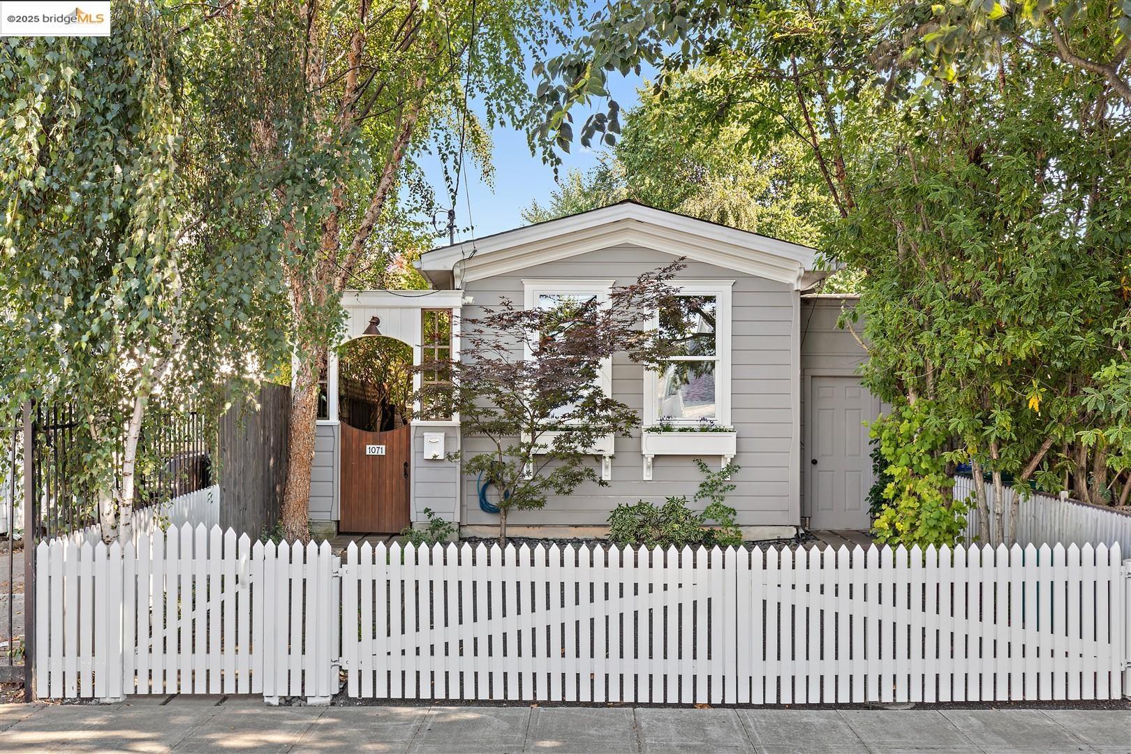 Detail Gallery Image 2 of 54 For 1071 55th St, Oakland,  CA 94608 - 2 Beds | 2 Baths