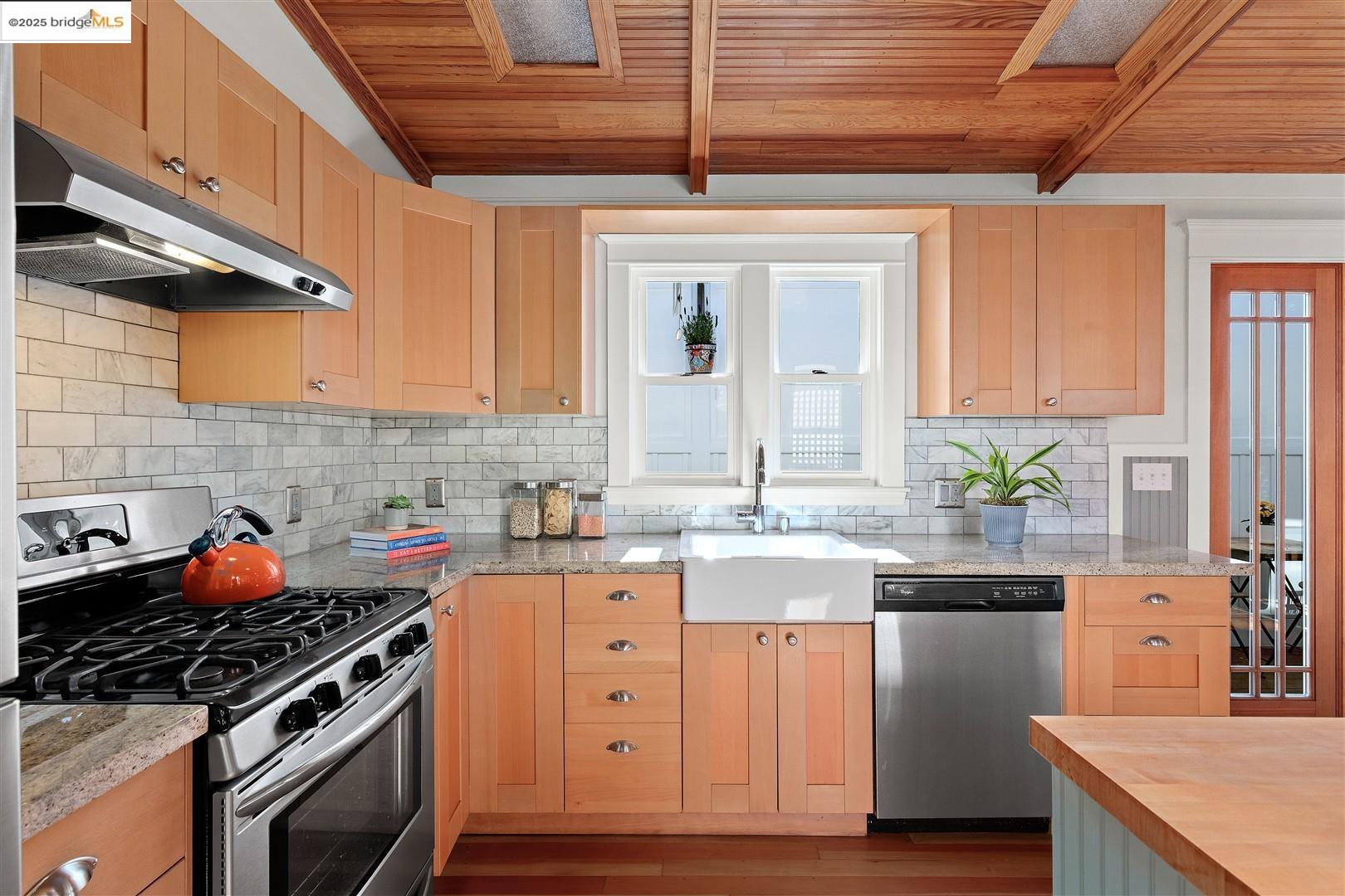 Detail Gallery Image 13 of 54 For 1071 55th St, Oakland,  CA 94608 - 2 Beds | 2 Baths