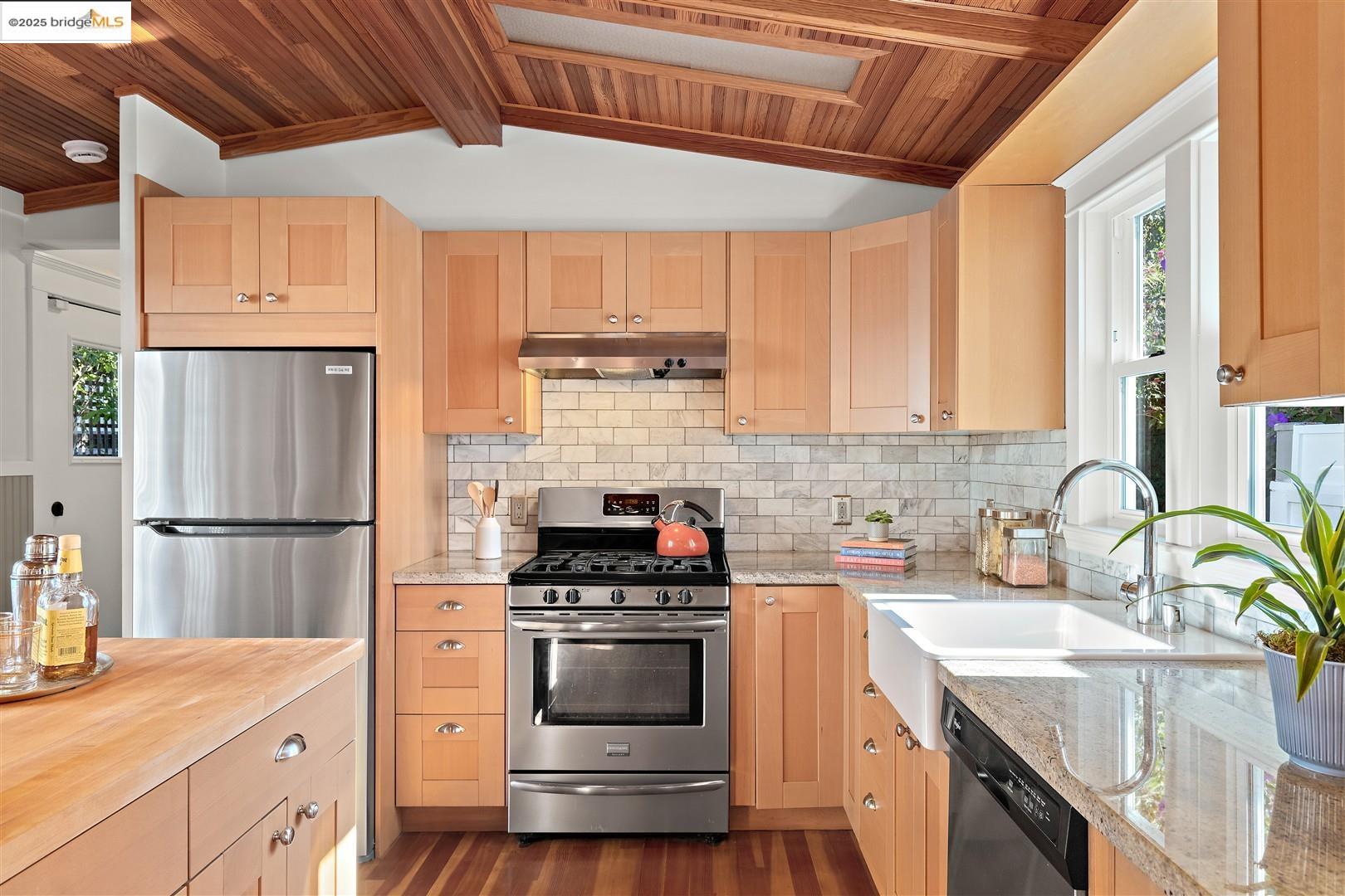 Detail Gallery Image 14 of 54 For 1071 55th St, Oakland,  CA 94608 - 2 Beds | 2 Baths