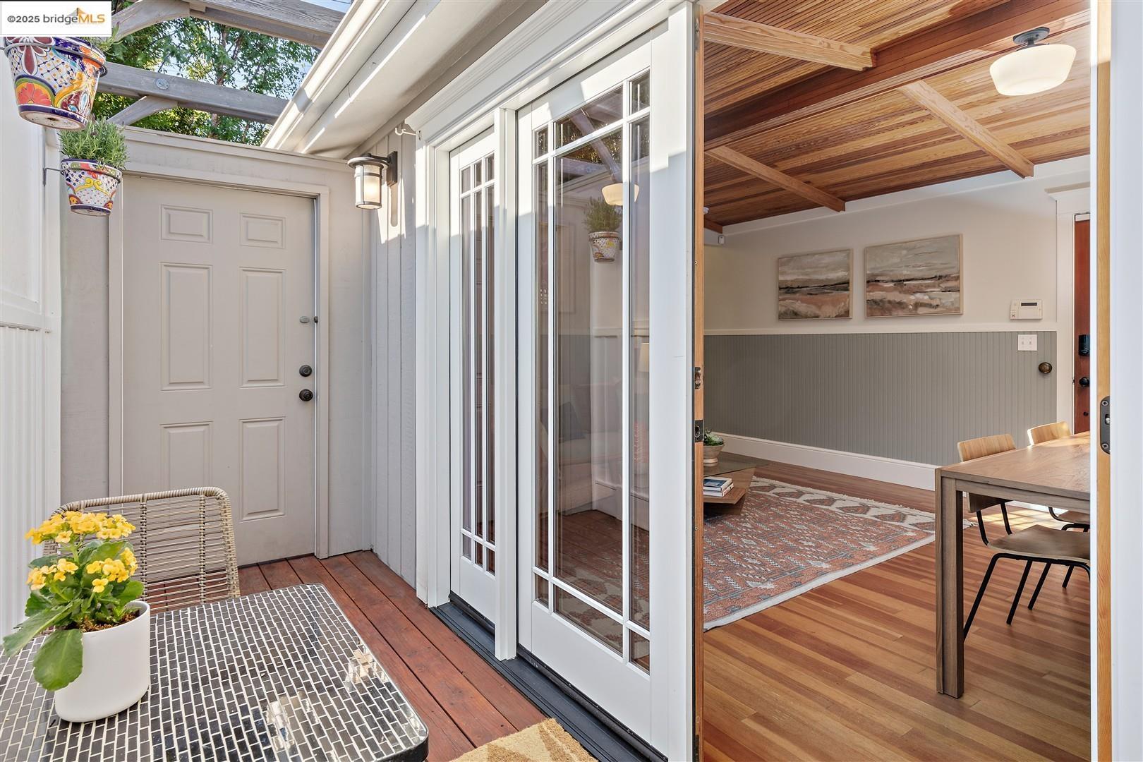 Detail Gallery Image 17 of 54 For 1071 55th St, Oakland,  CA 94608 - 2 Beds | 2 Baths