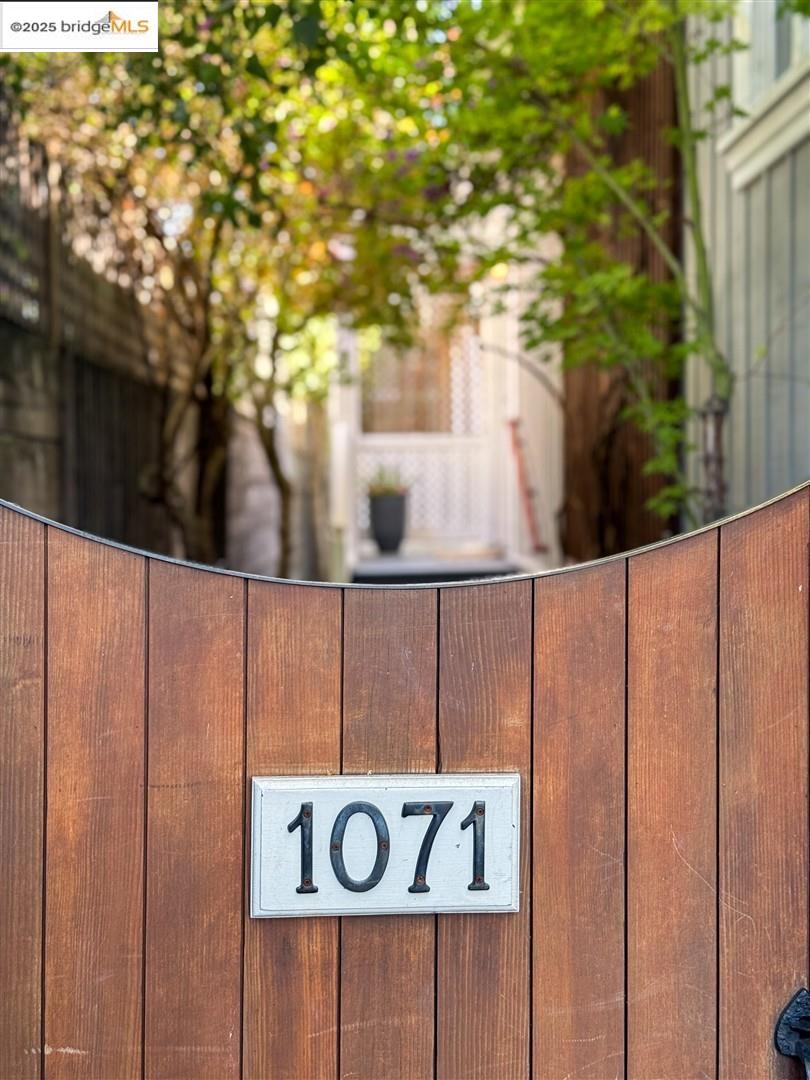 Detail Gallery Image 3 of 54 For 1071 55th St, Oakland,  CA 94608 - 2 Beds | 2 Baths