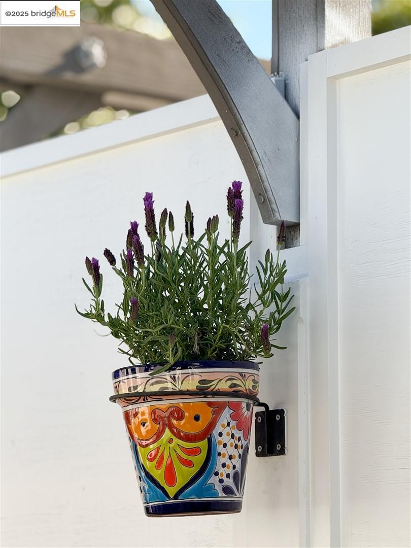Detail Gallery Image 22 of 54 For 1071 55th St, Oakland,  CA 94608 - 2 Beds | 2 Baths