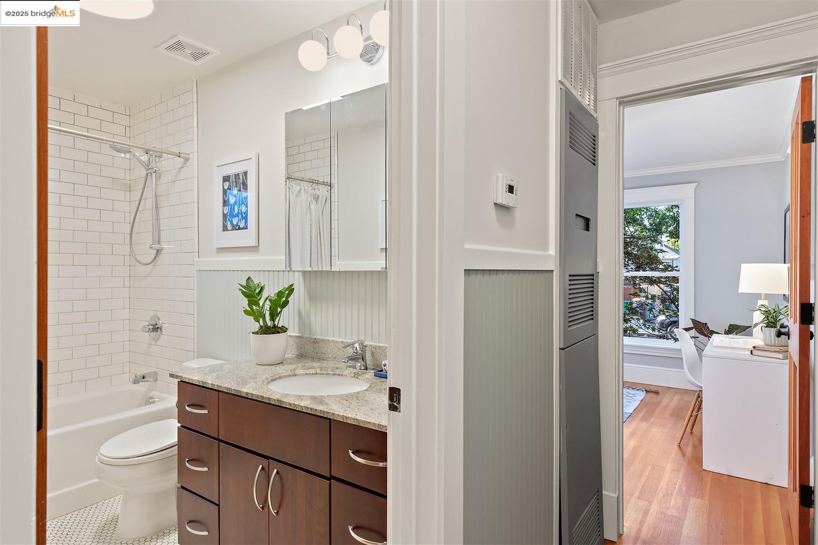 Detail Gallery Image 30 of 54 For 1071 55th St, Oakland,  CA 94608 - 2 Beds | 2 Baths