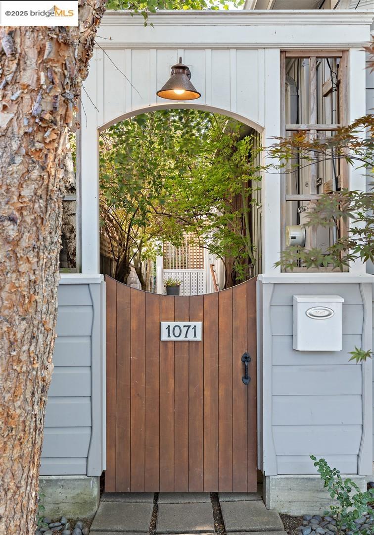 Detail Gallery Image 4 of 54 For 1071 55th St, Oakland,  CA 94608 - 2 Beds | 2 Baths