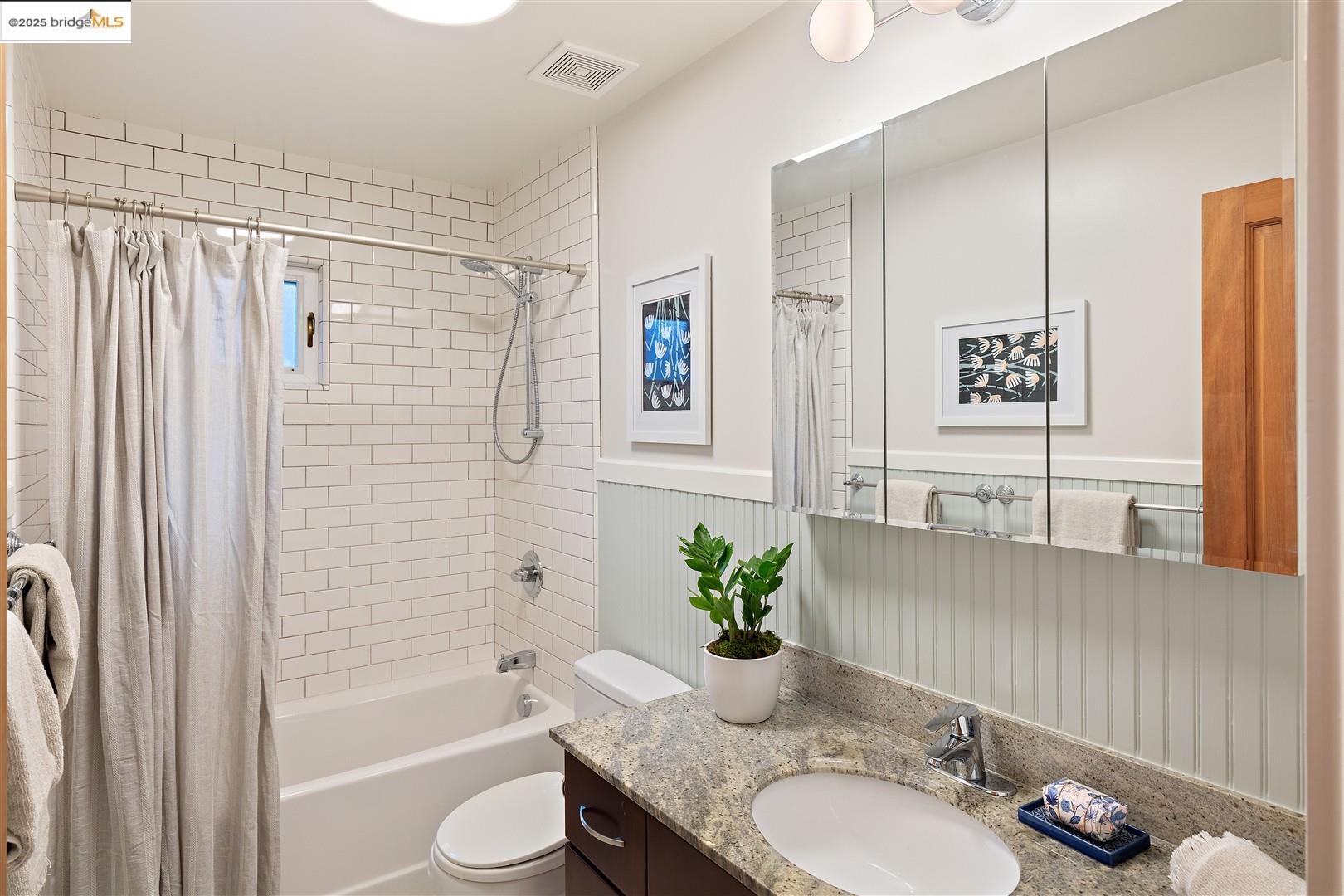 Detail Gallery Image 31 of 54 For 1071 55th St, Oakland,  CA 94608 - 2 Beds | 2 Baths