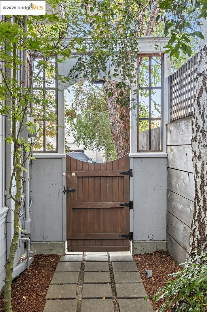 Detail Gallery Image 5 of 54 For 1071 55th St, Oakland,  CA 94608 - 2 Beds | 2 Baths