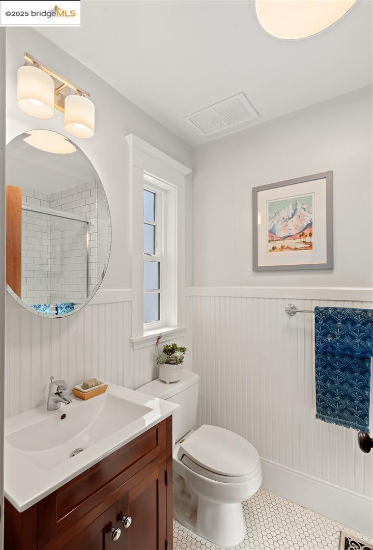 Detail Gallery Image 43 of 54 For 1071 55th St, Oakland,  CA 94608 - 2 Beds | 2 Baths