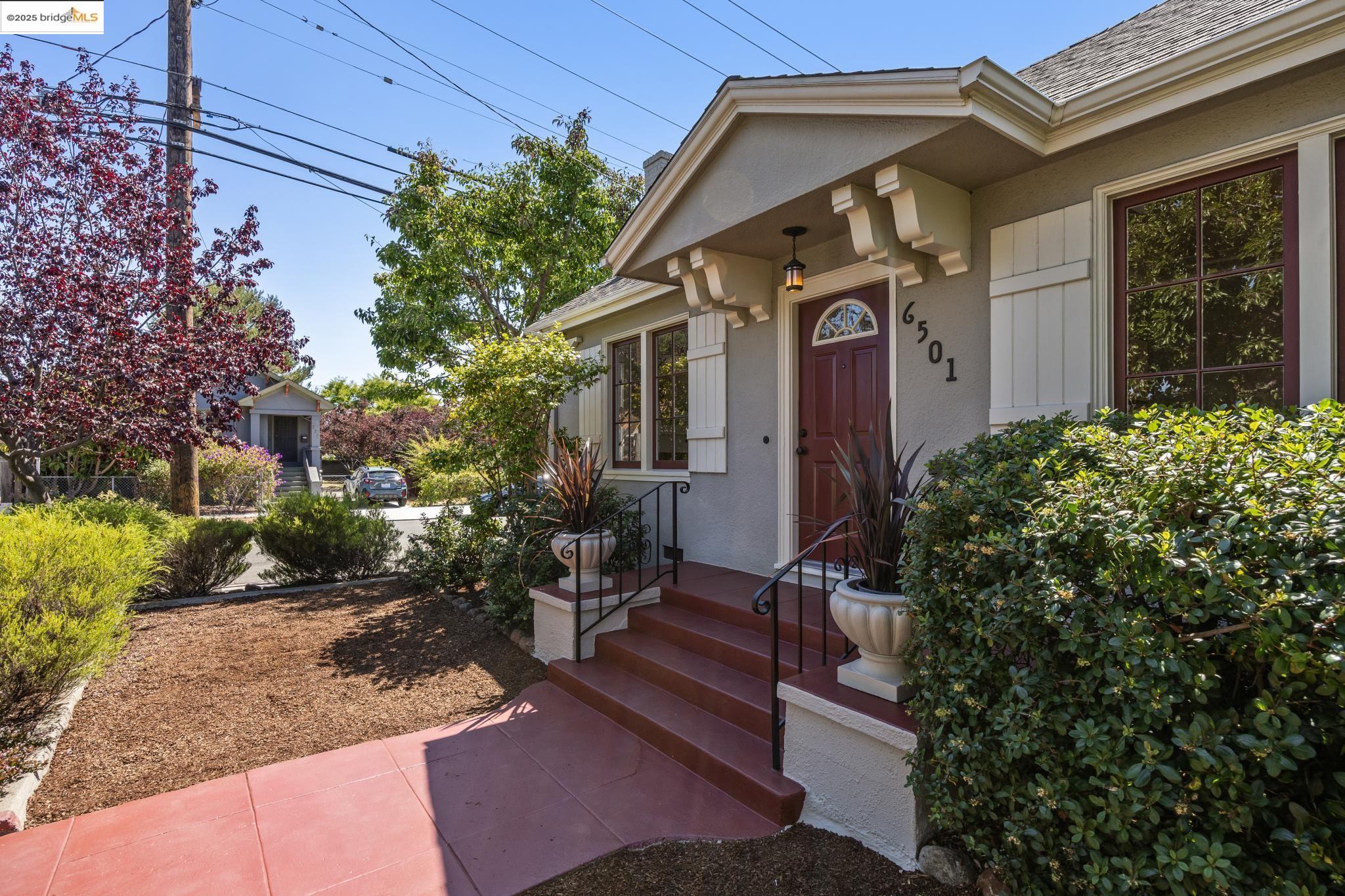 Detail Gallery Image 2 of 27 For 6501 Tremont Street, Oakland,  CA 94609 - 2 Beds | 1 Baths