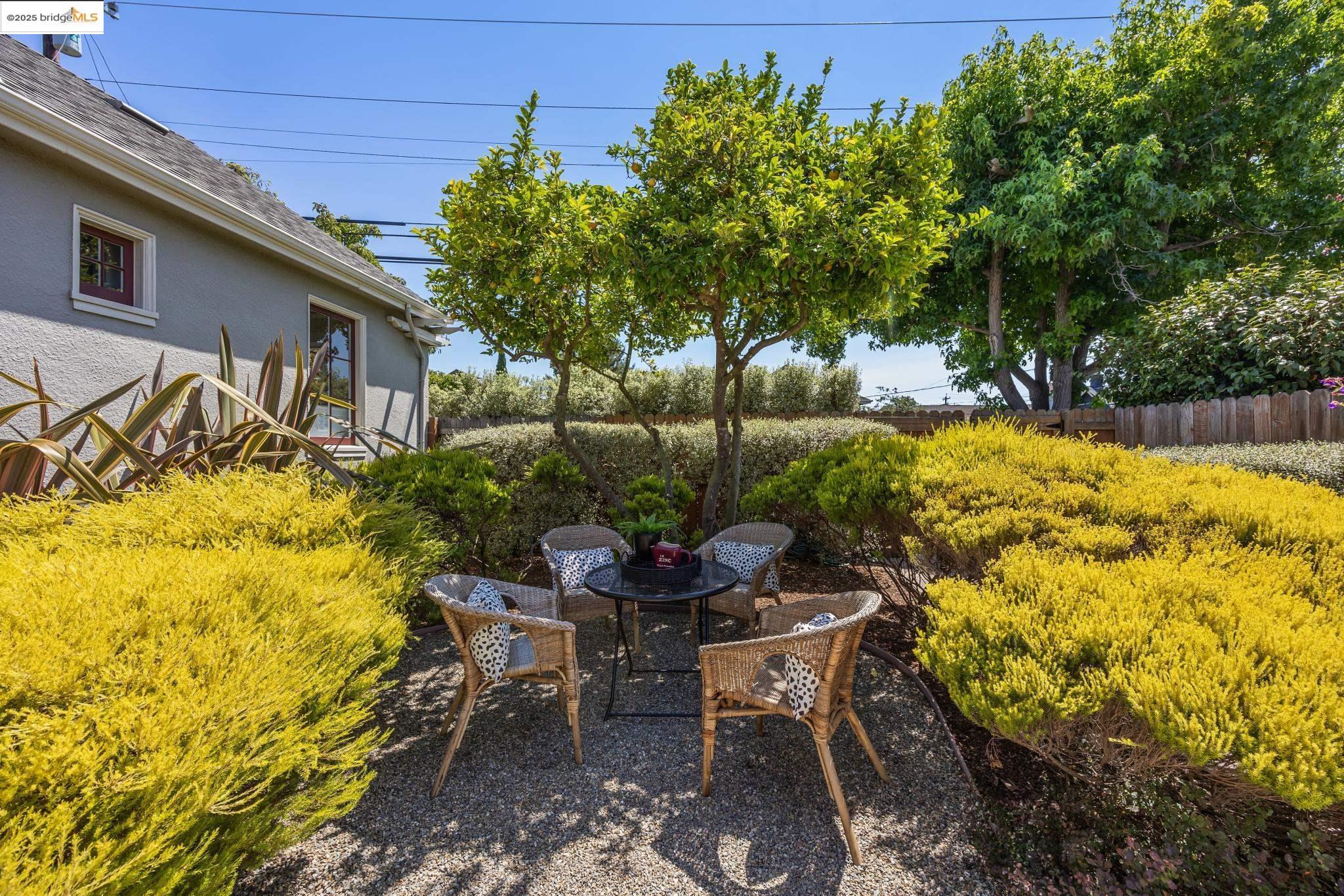Detail Gallery Image 22 of 27 For 6501 Tremont Street, Oakland,  CA 94609 - 2 Beds | 1 Baths
