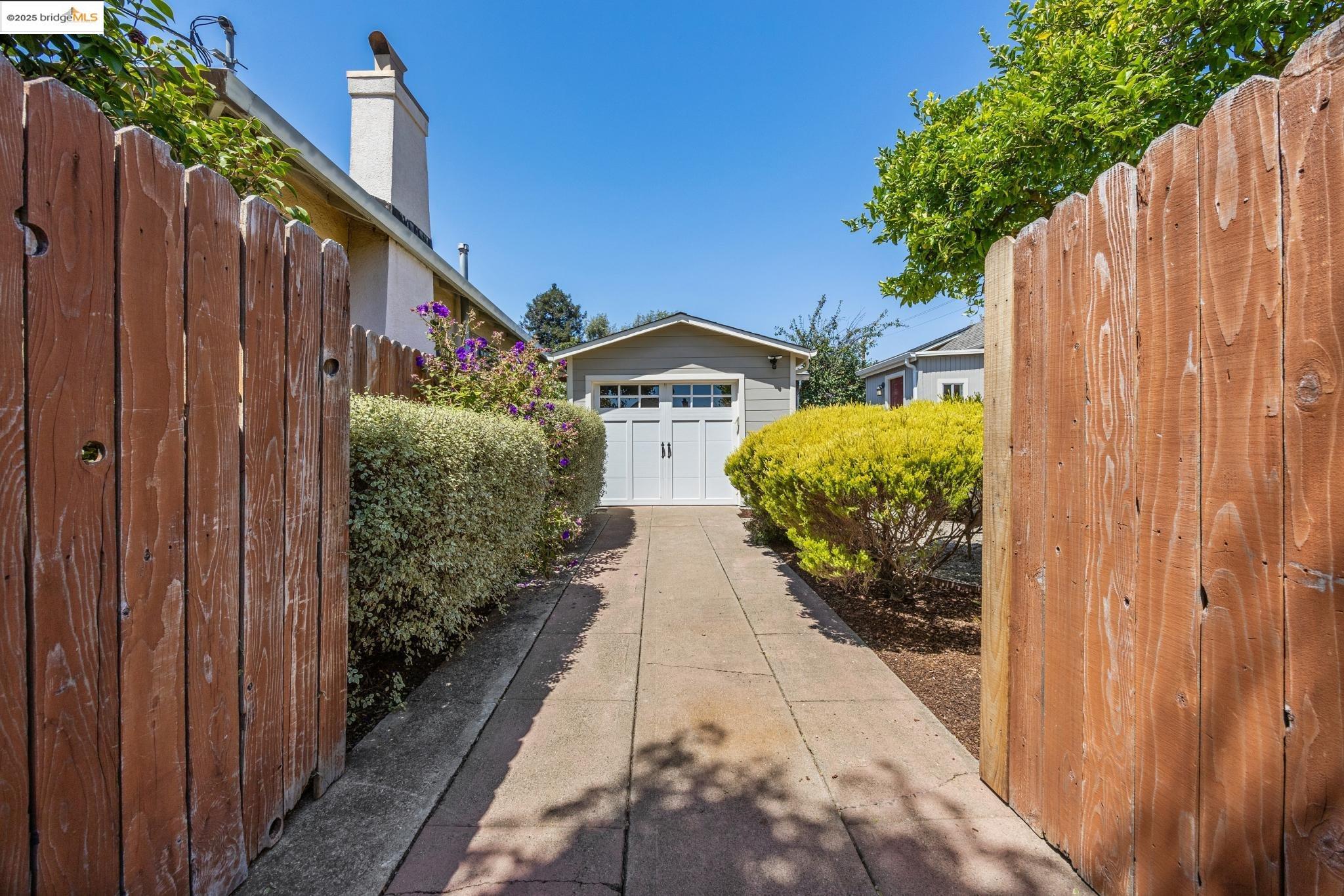 Detail Gallery Image 25 of 27 For 6501 Tremont Street, Oakland,  CA 94609 - 2 Beds | 1 Baths
