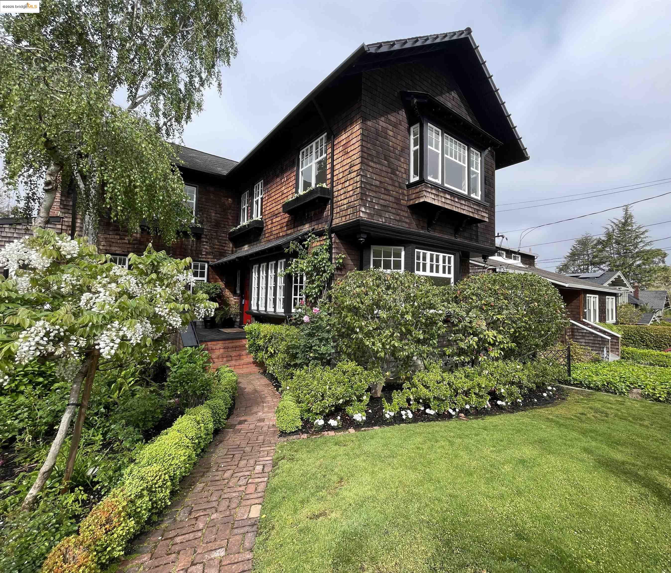 Detail Gallery Image 1 of 14 For 19 Monte Avenue, Piedmont,  CA 94611 - 4 Beds | 3/2 Baths