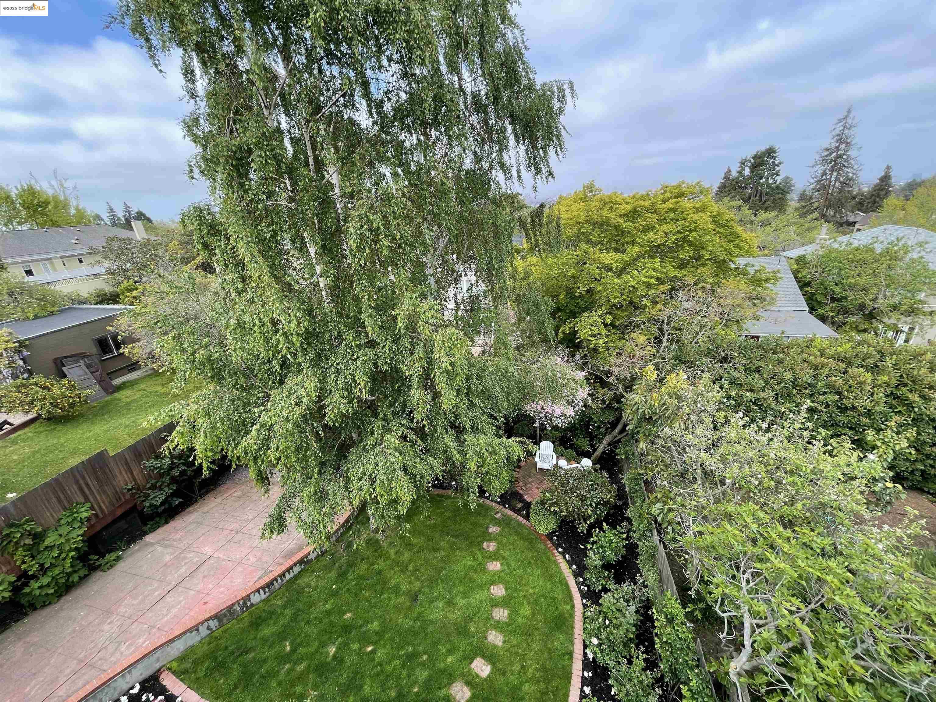 Detail Gallery Image 13 of 14 For 19 Monte Avenue, Piedmont,  CA 94611 - 4 Beds | 3/2 Baths
