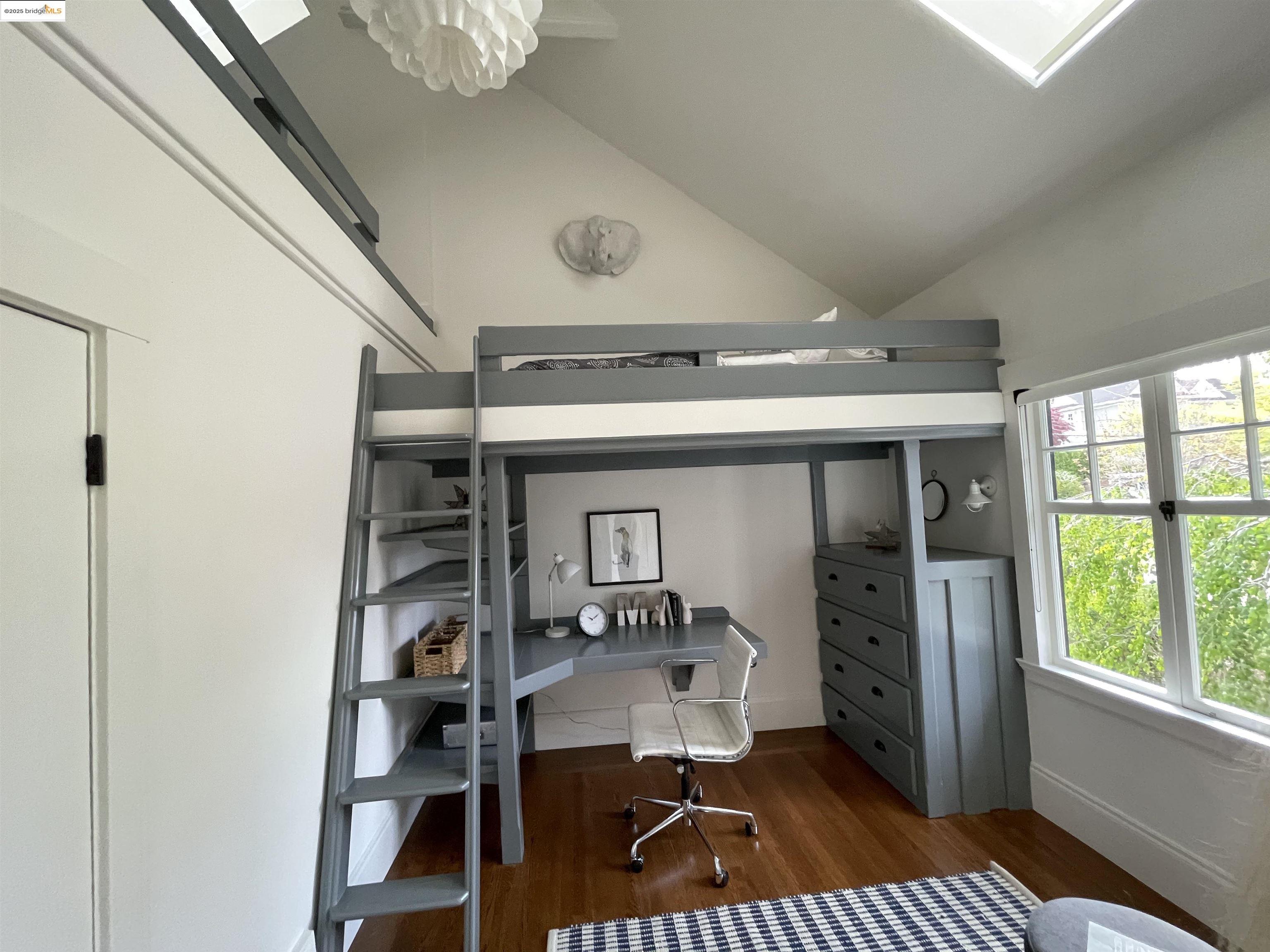 Detail Gallery Image 10 of 14 For 19 Monte Avenue, Piedmont,  CA 94611 - 4 Beds | 3/2 Baths