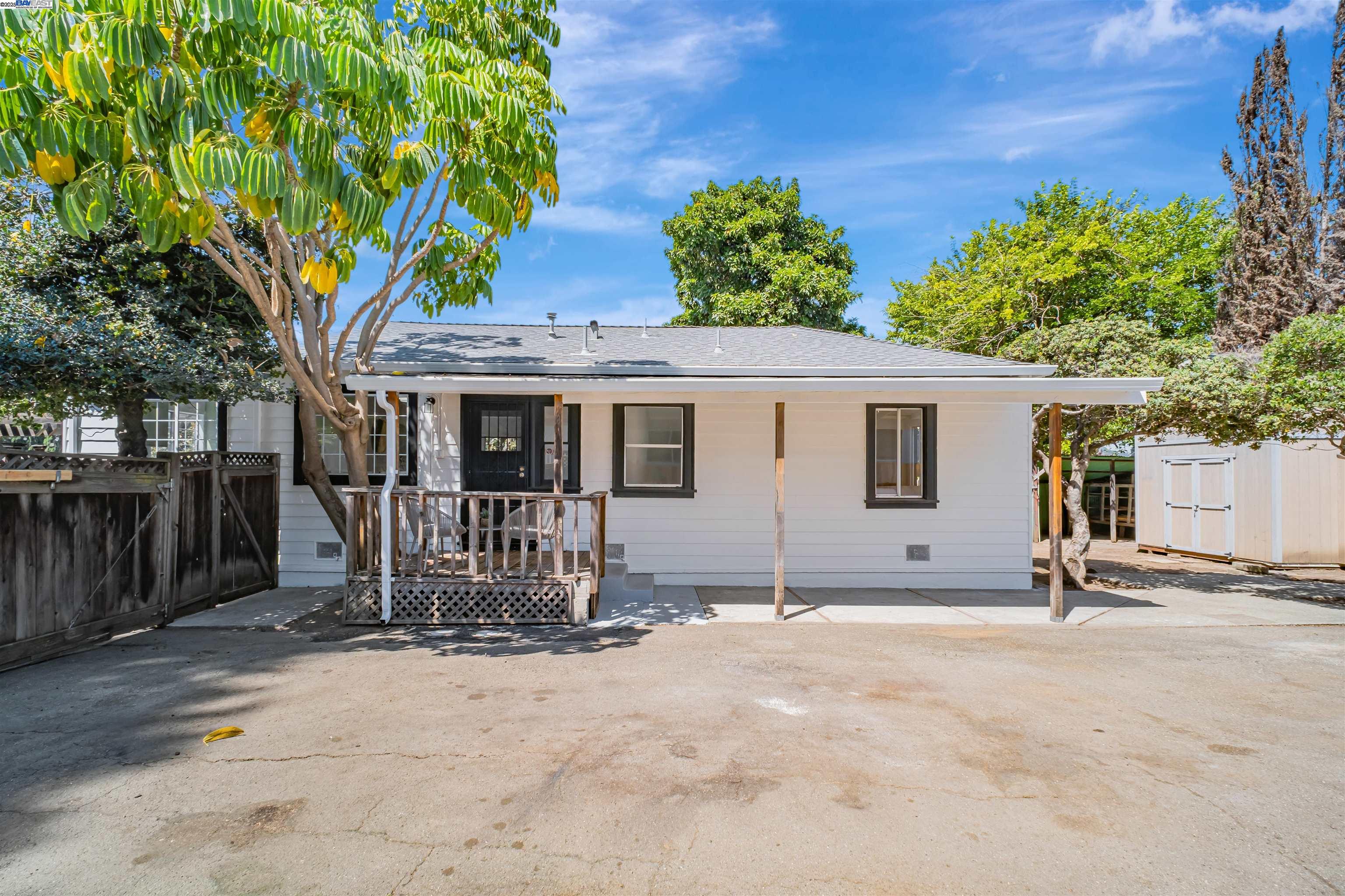 Detail Gallery Image 1 of 38 For 3780 Somerset Ave, Castro Valley,  CA 94546 - 3 Beds | 1 Baths