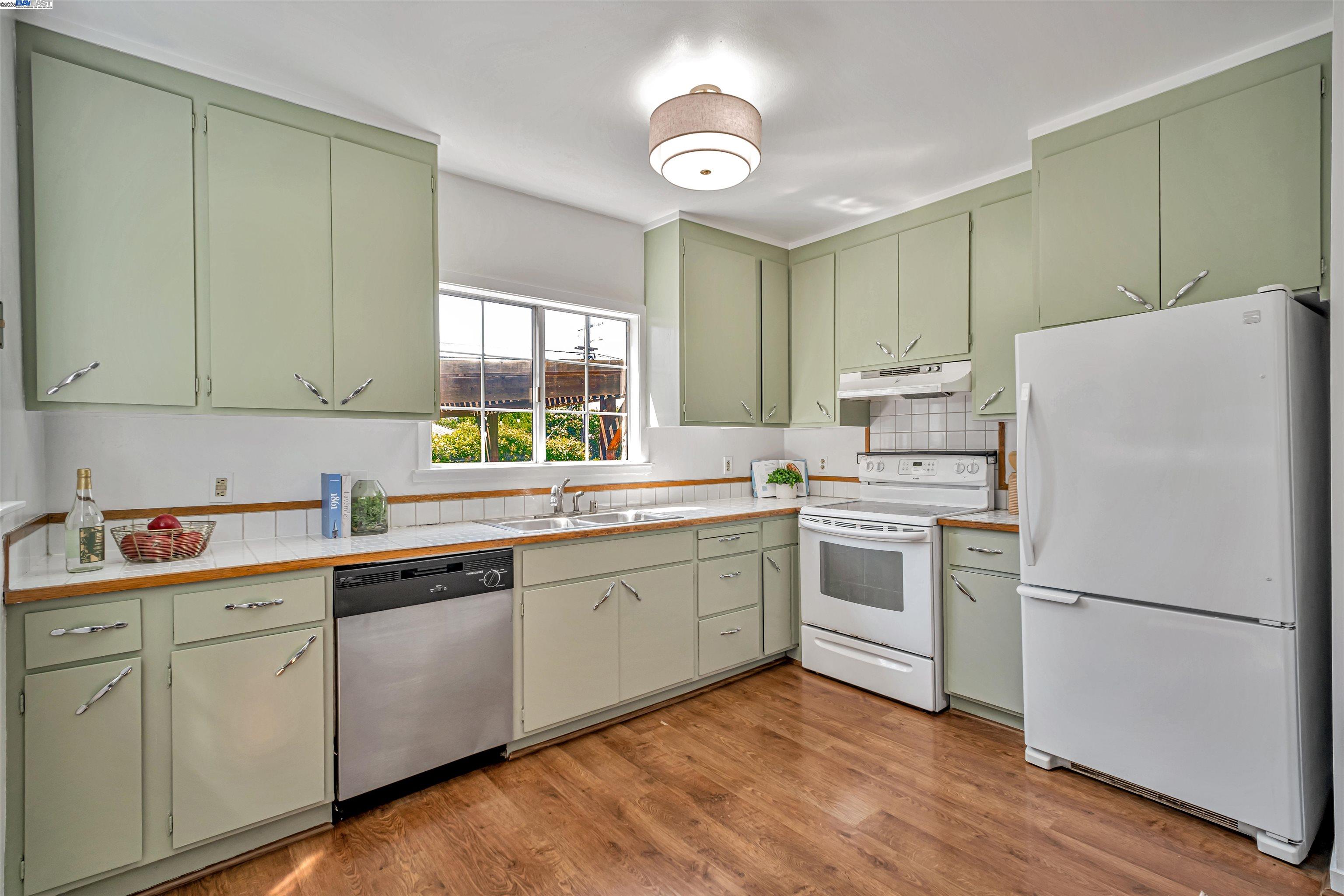 Detail Gallery Image 6 of 38 For 3780 Somerset Ave, Castro Valley,  CA 94546 - 3 Beds | 1 Baths