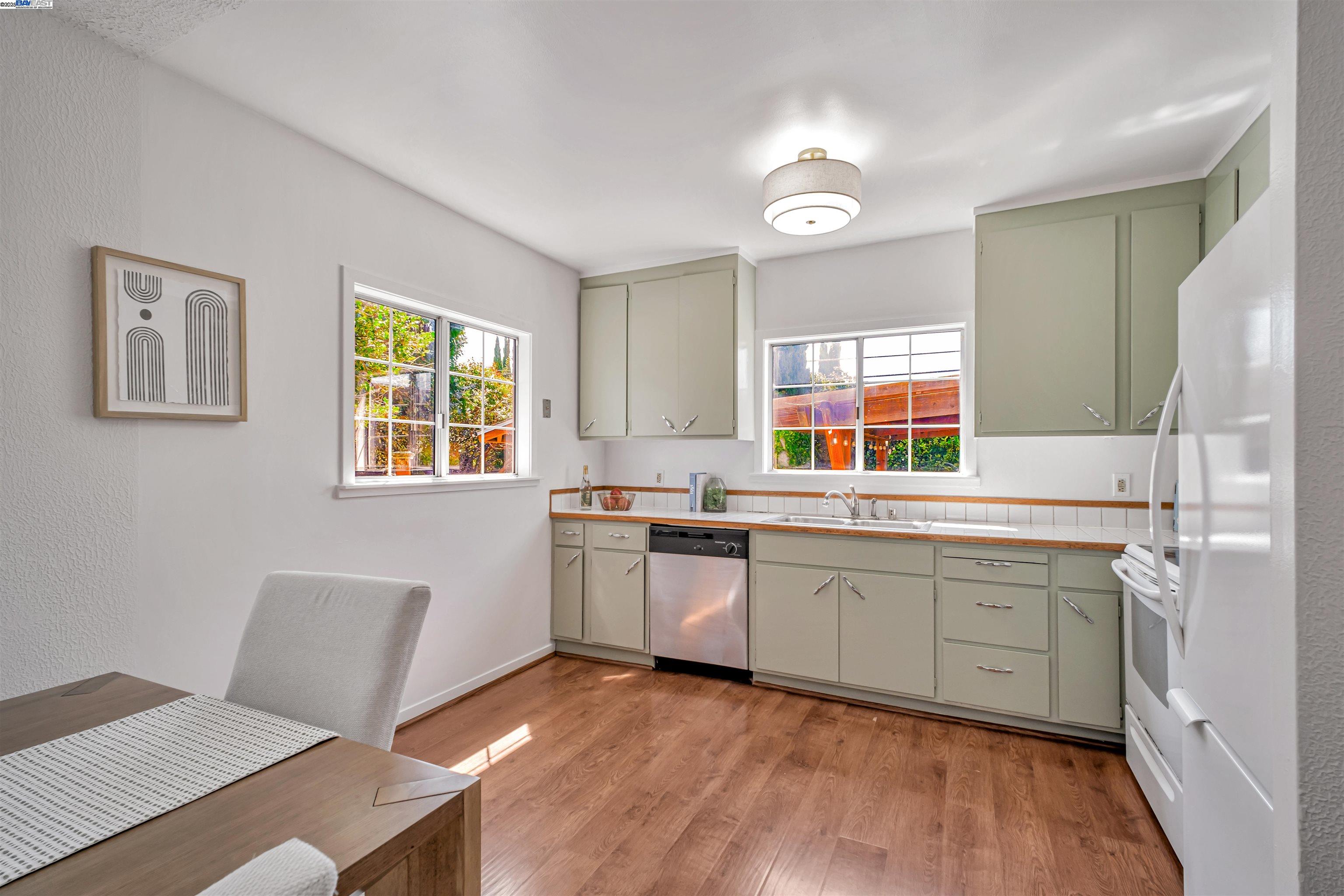 Detail Gallery Image 7 of 38 For 3780 Somerset Ave, Castro Valley,  CA 94546 - 3 Beds | 1 Baths