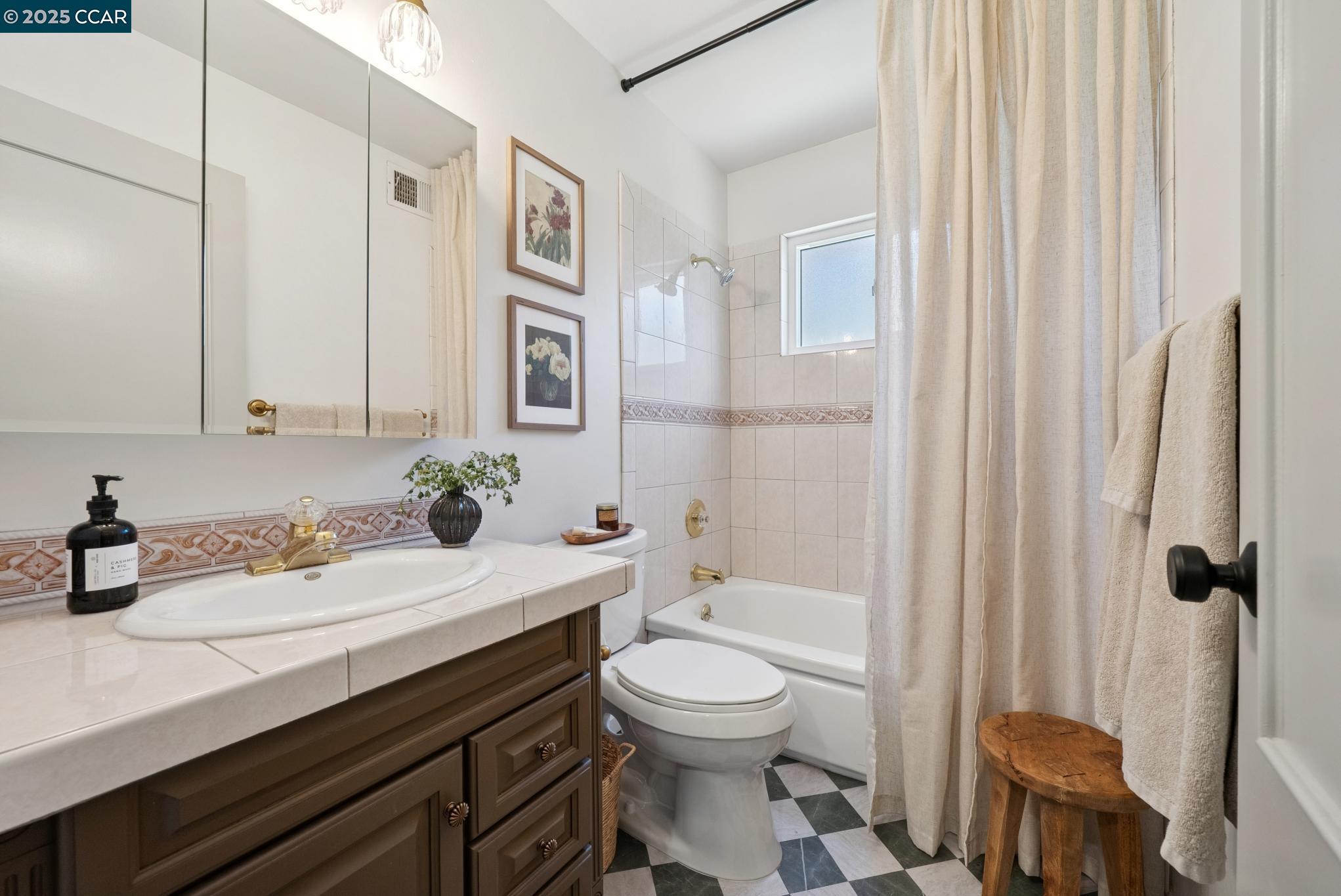Detail Gallery Image 24 of 36 For 4656 Regina Ln, Concord,  CA 94521 - 3 Beds | 2 Baths