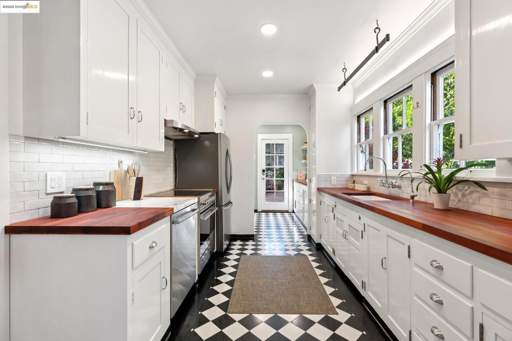 Detail Gallery Image 16 of 60 For 941 Warfield Ave, Oakland,  CA 94610 - 3 Beds | 2 Baths