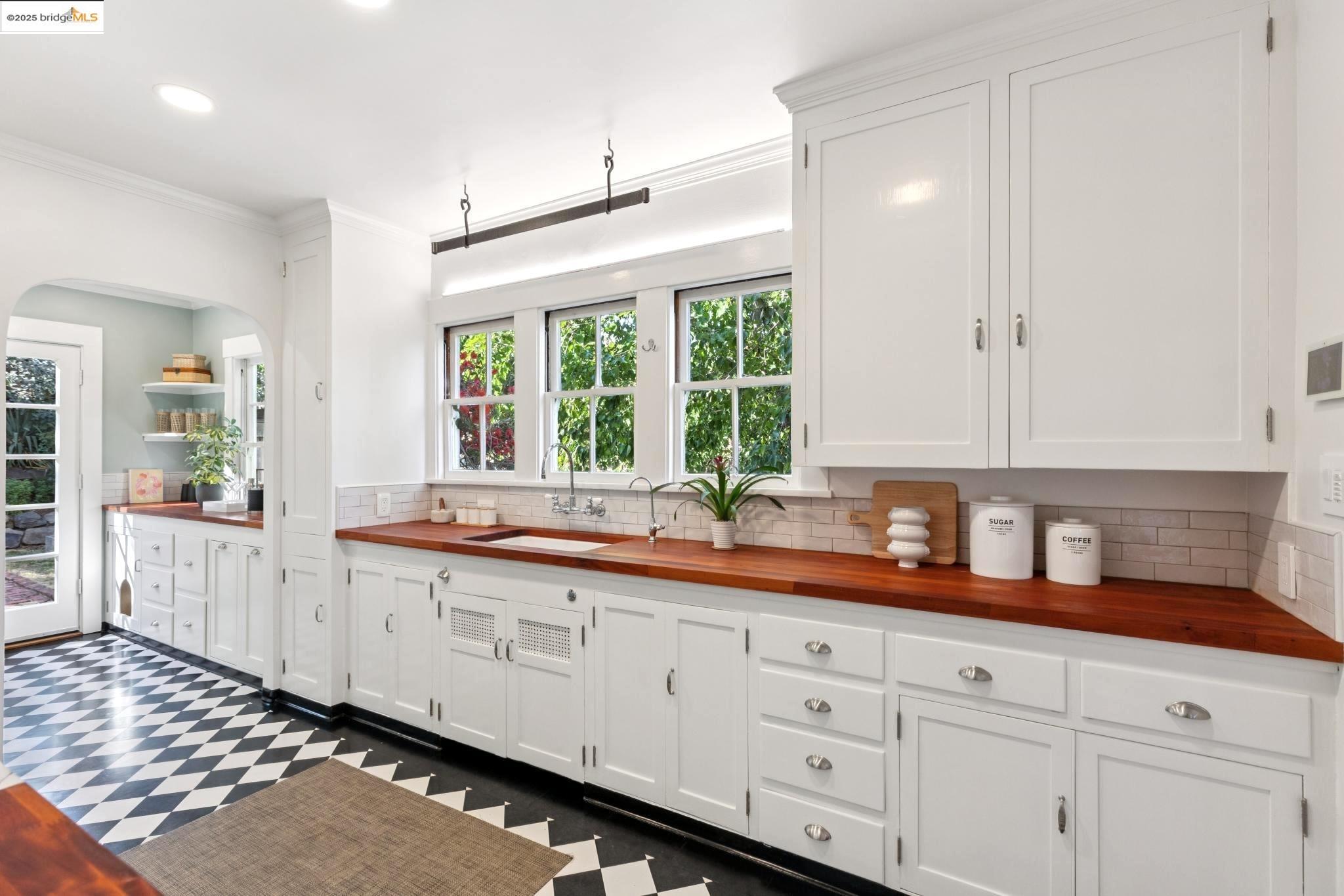 Detail Gallery Image 17 of 60 For 941 Warfield Ave, Oakland,  CA 94610 - 3 Beds | 2 Baths