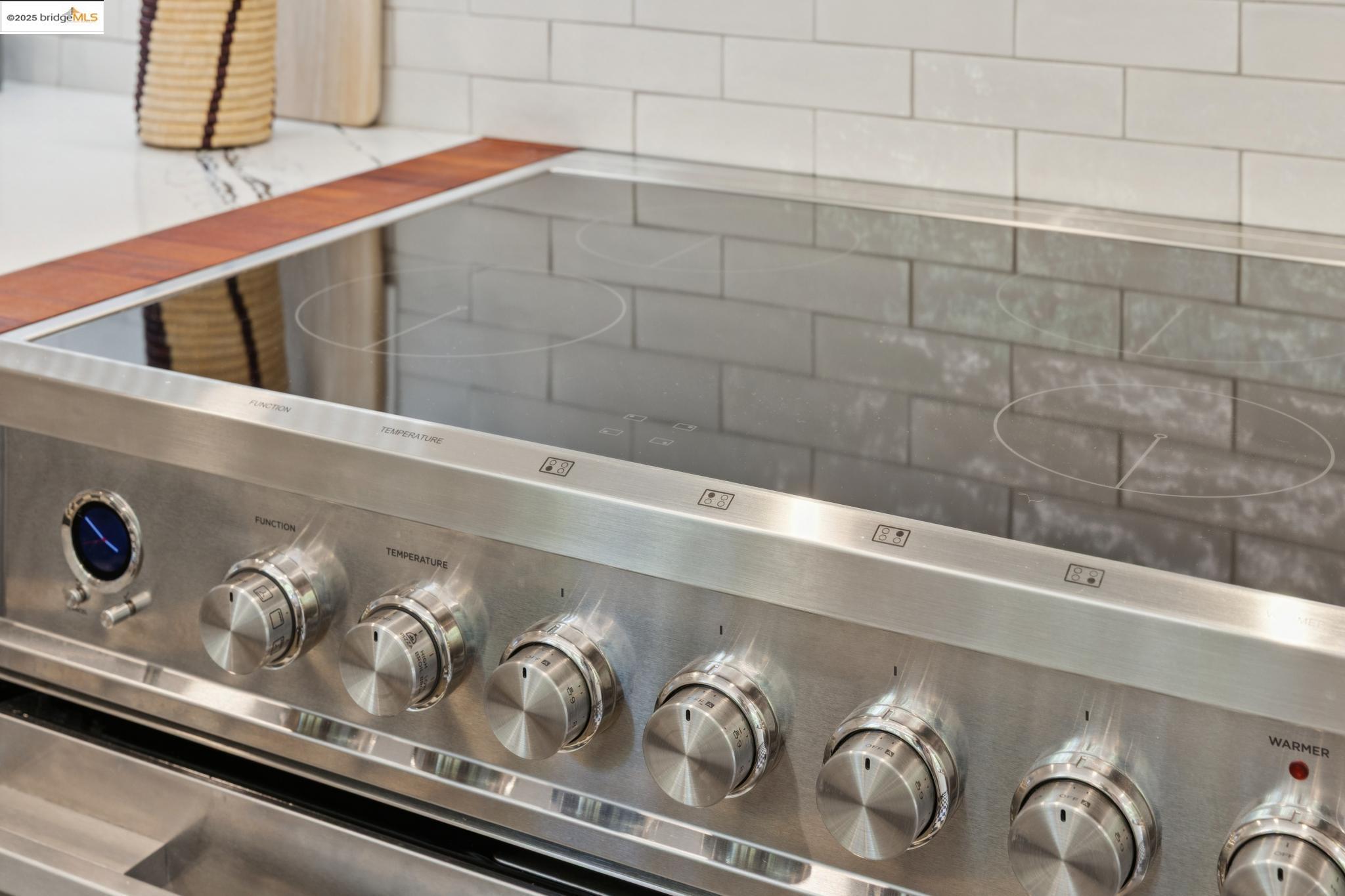 Detail Gallery Image 18 of 60 For 941 Warfield Ave, Oakland,  CA 94610 - 3 Beds | 2 Baths