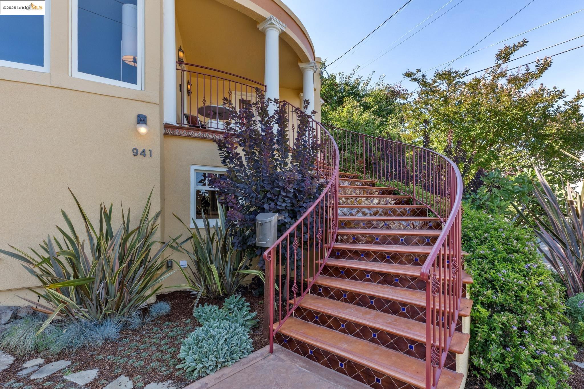 Detail Gallery Image 4 of 60 For 941 Warfield Ave, Oakland,  CA 94610 - 3 Beds | 2 Baths