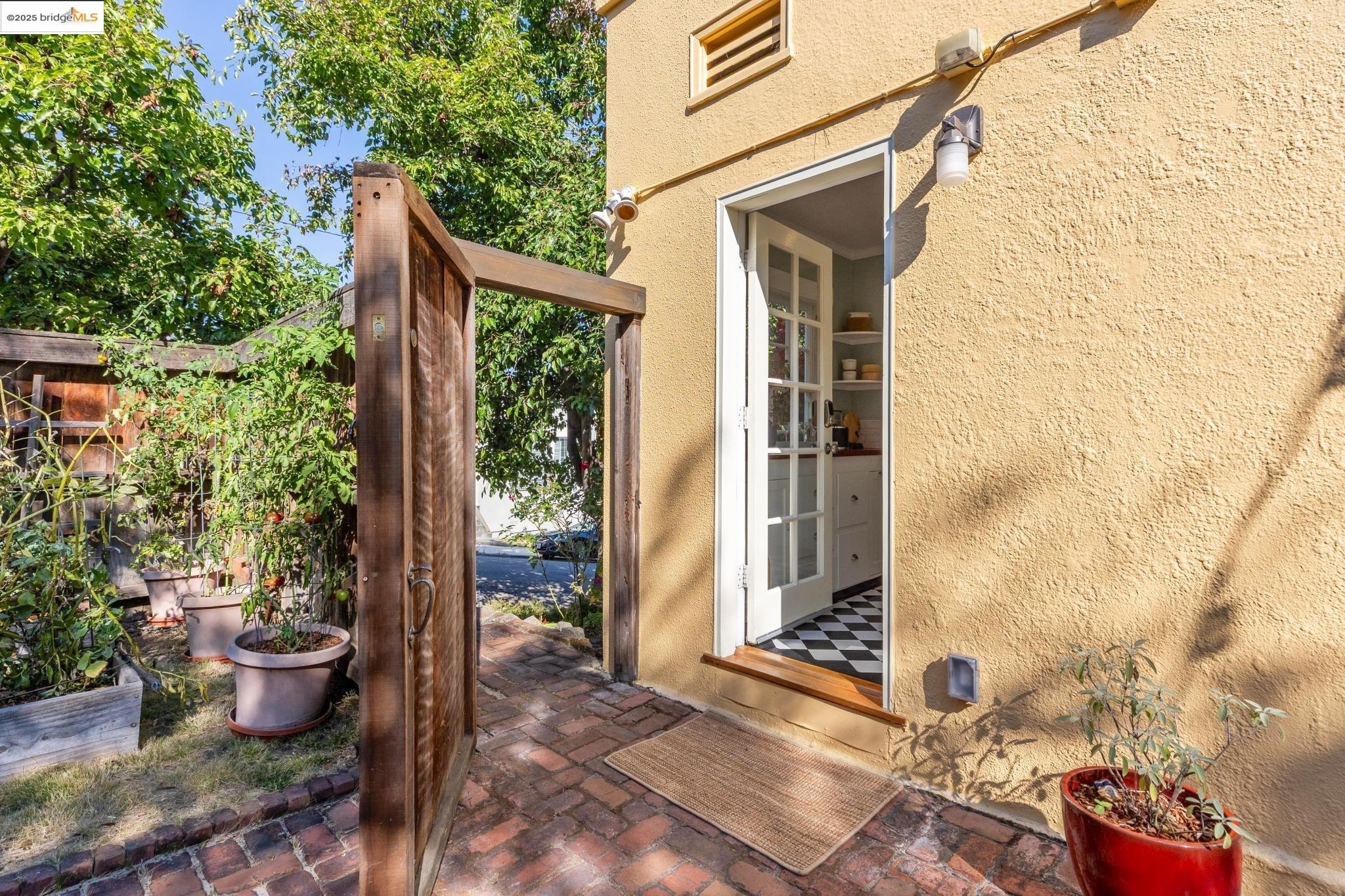Detail Gallery Image 40 of 60 For 941 Warfield Ave, Oakland,  CA 94610 - 3 Beds | 2 Baths