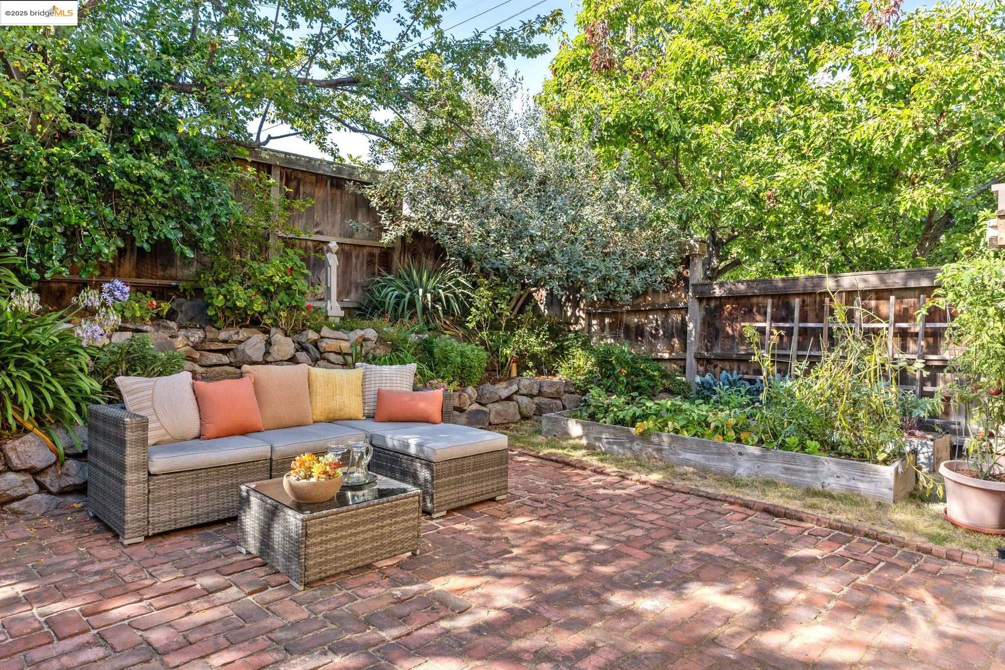 Detail Gallery Image 43 of 60 For 941 Warfield Ave, Oakland,  CA 94610 - 3 Beds | 2 Baths