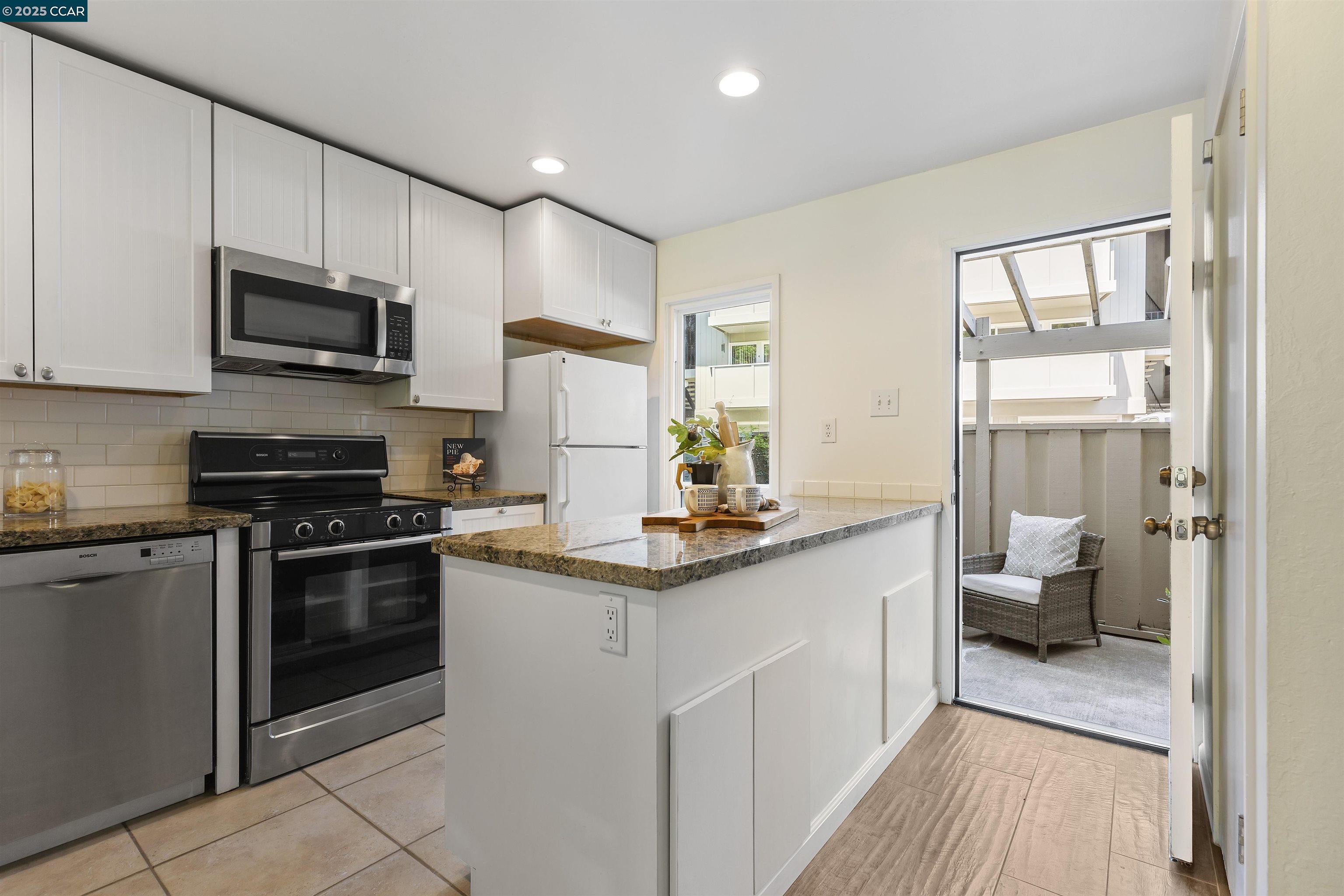 Detail Gallery Image 2 of 25 For 73 Brookwood Rd #9,  Orinda,  CA 94563 - 2 Beds | 1/1 Baths