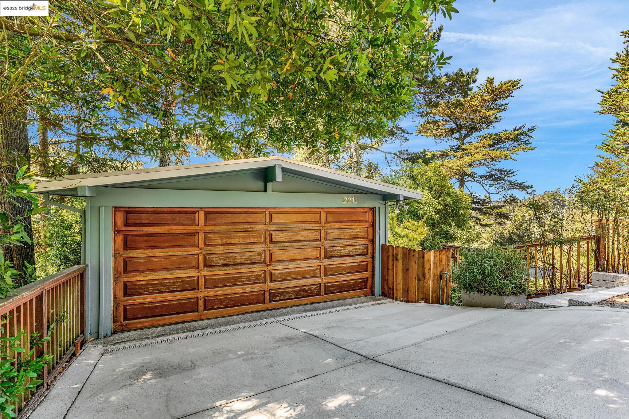 Detail Gallery Image 2 of 52 For 2211 Arrowhead Dr, Oakland,  CA 94611 - 3 Beds | 2 Baths