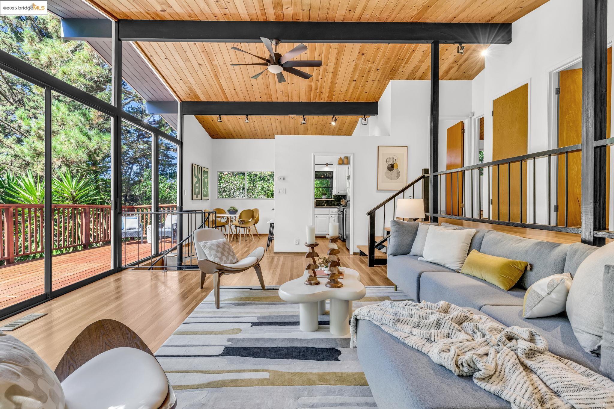 Detail Gallery Image 11 of 52 For 2211 Arrowhead Dr, Oakland,  CA 94611 - 3 Beds | 2 Baths
