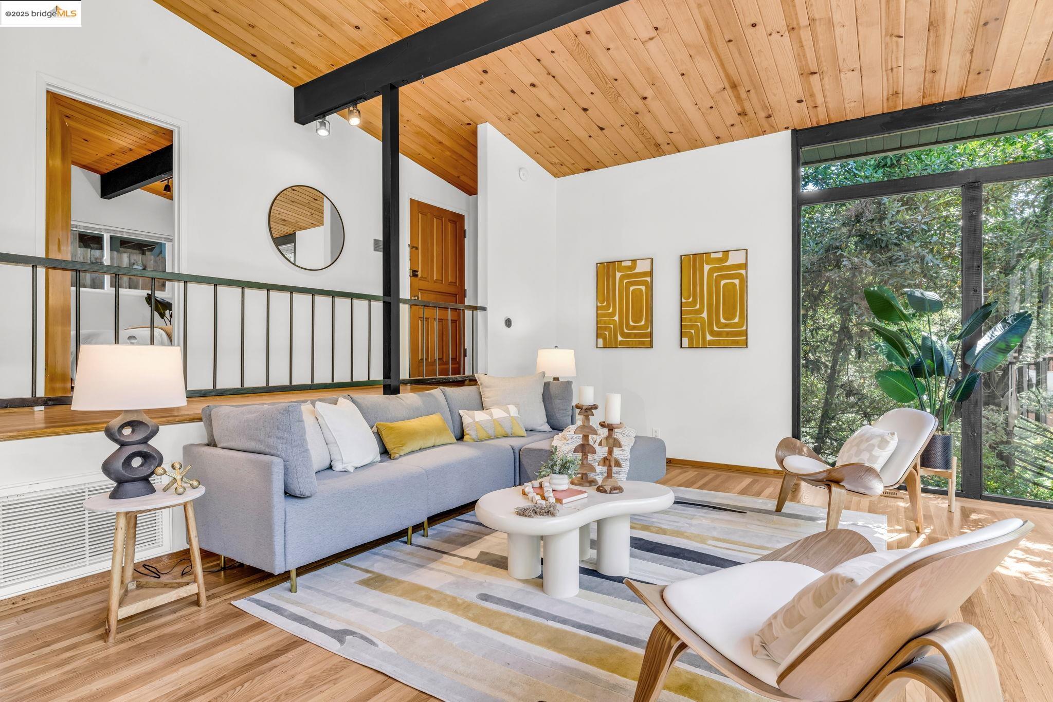 Detail Gallery Image 12 of 52 For 2211 Arrowhead Dr, Oakland,  CA 94611 - 3 Beds | 2 Baths