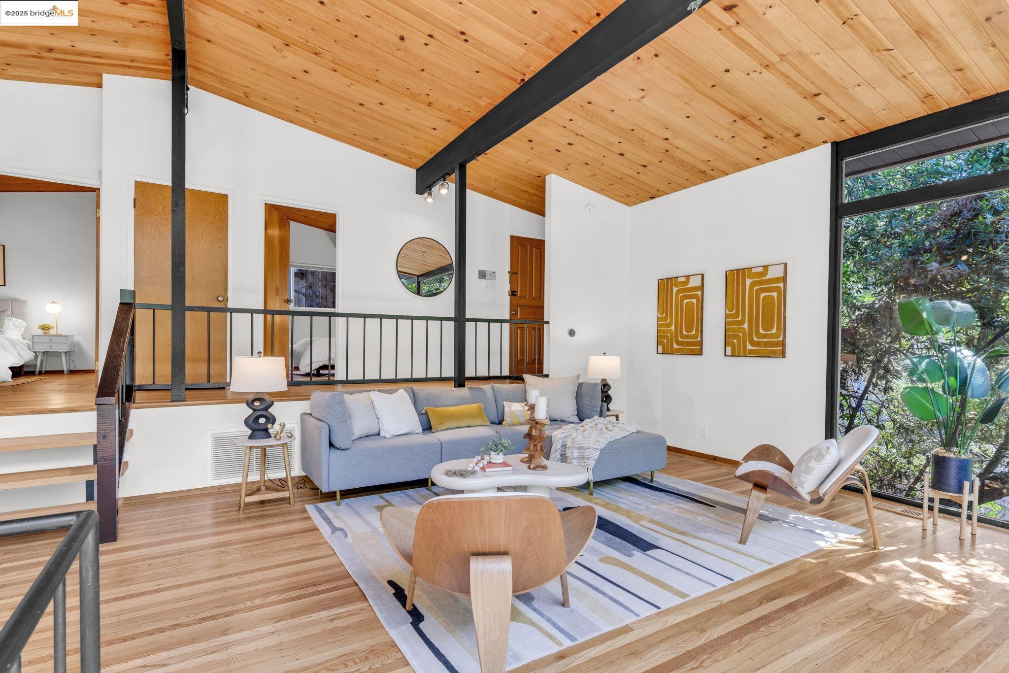 Detail Gallery Image 14 of 52 For 2211 Arrowhead Dr, Oakland,  CA 94611 - 3 Beds | 2 Baths