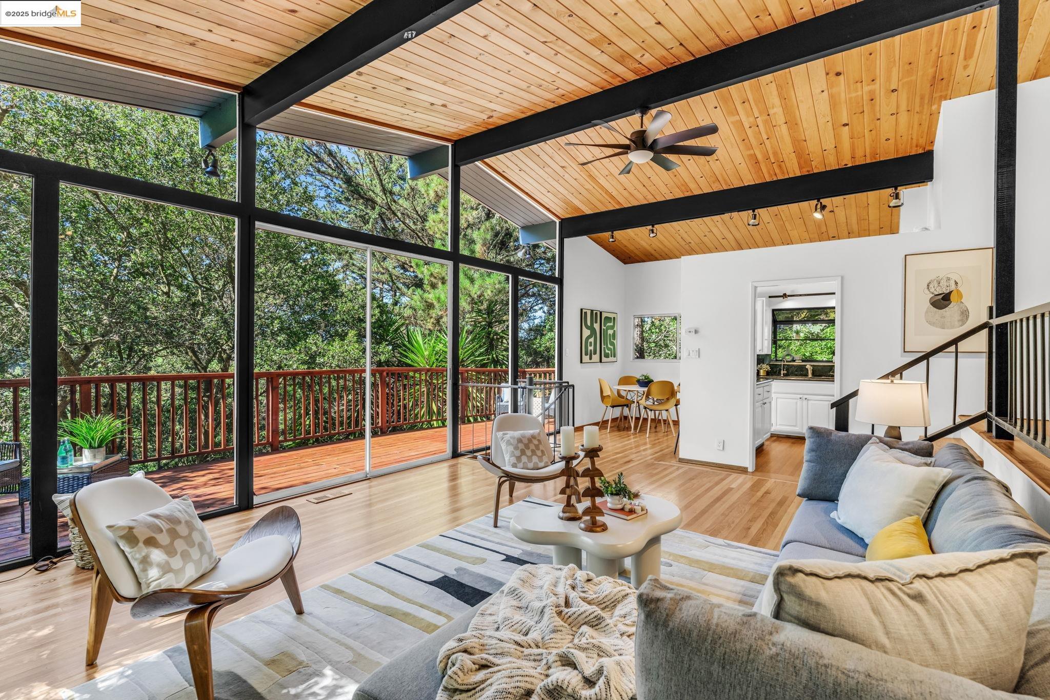 Detail Gallery Image 15 of 52 For 2211 Arrowhead Dr, Oakland,  CA 94611 - 3 Beds | 2 Baths