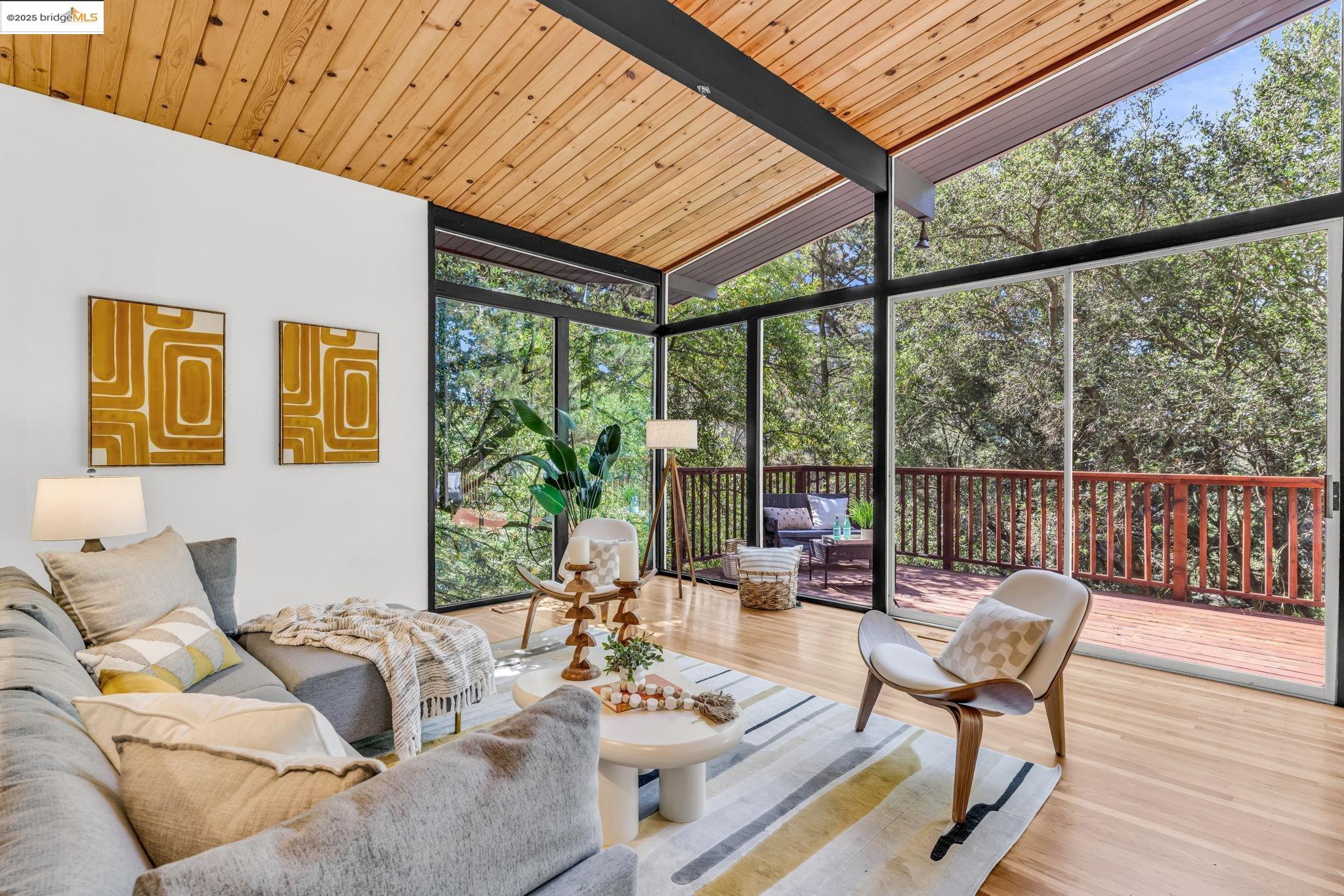Detail Gallery Image 17 of 52 For 2211 Arrowhead Dr, Oakland,  CA 94611 - 3 Beds | 2 Baths