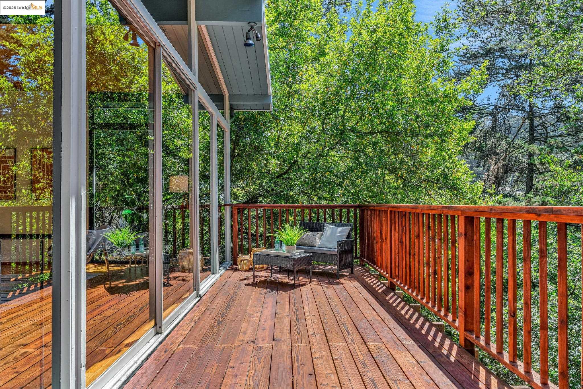 Detail Gallery Image 18 of 52 For 2211 Arrowhead Dr, Oakland,  CA 94611 - 3 Beds | 2 Baths