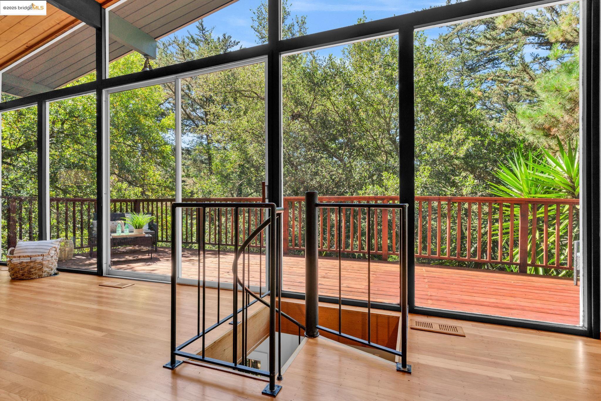 Detail Gallery Image 19 of 52 For 2211 Arrowhead Dr, Oakland,  CA 94611 - 3 Beds | 2 Baths