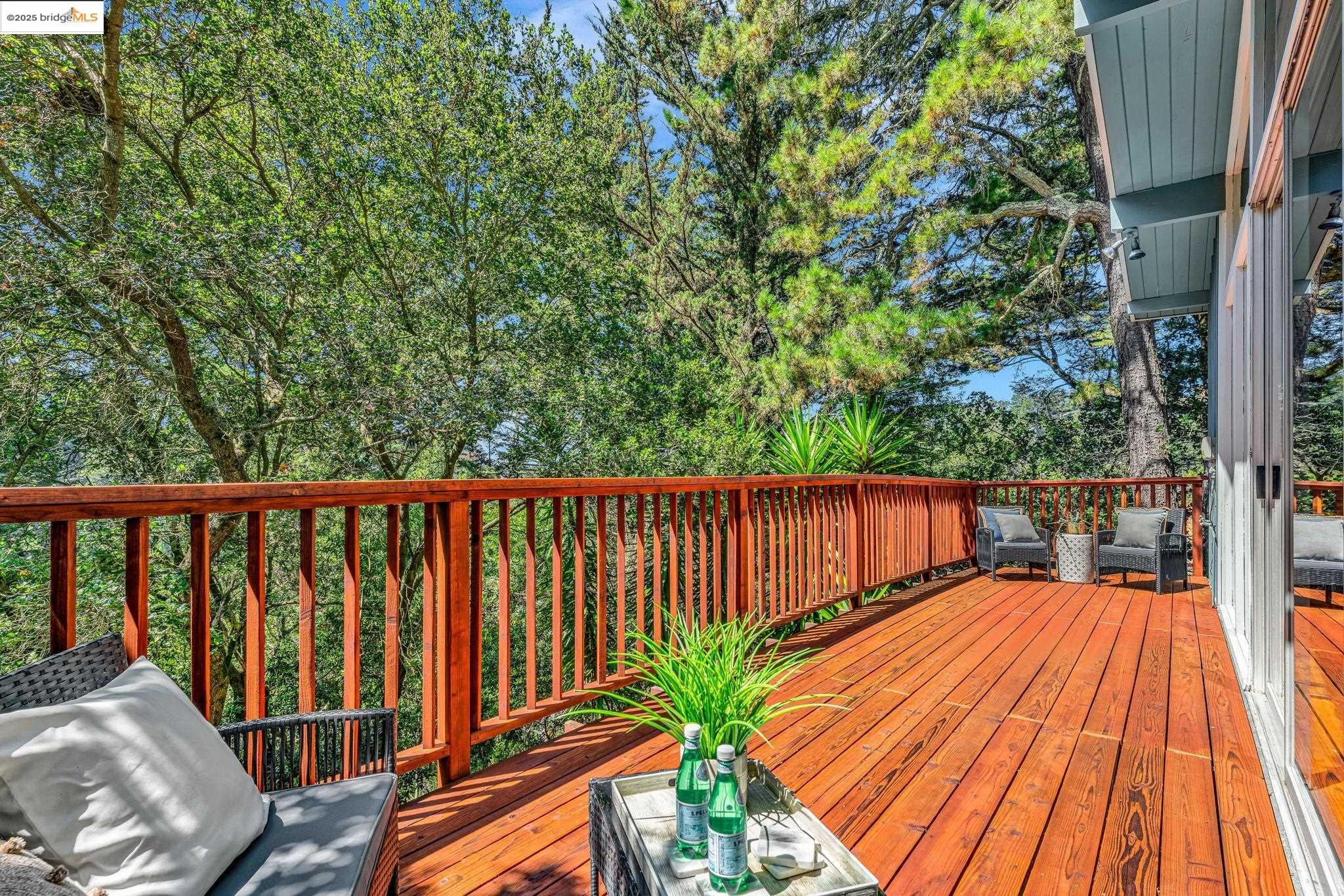 Detail Gallery Image 20 of 52 For 2211 Arrowhead Dr, Oakland,  CA 94611 - 3 Beds | 2 Baths