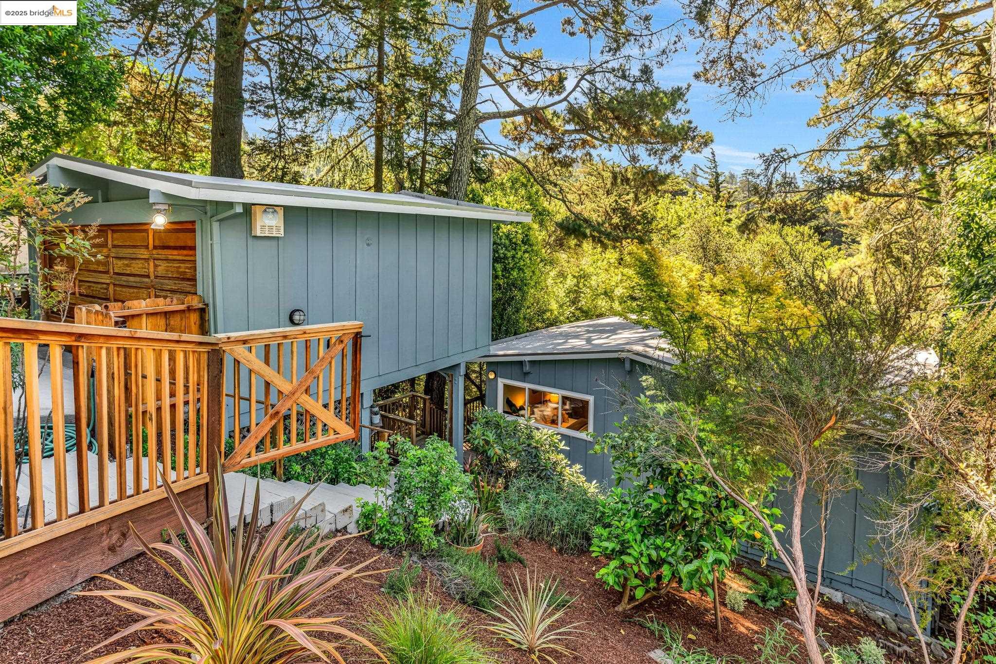 Detail Gallery Image 3 of 52 For 2211 Arrowhead Dr, Oakland,  CA 94611 - 3 Beds | 2 Baths