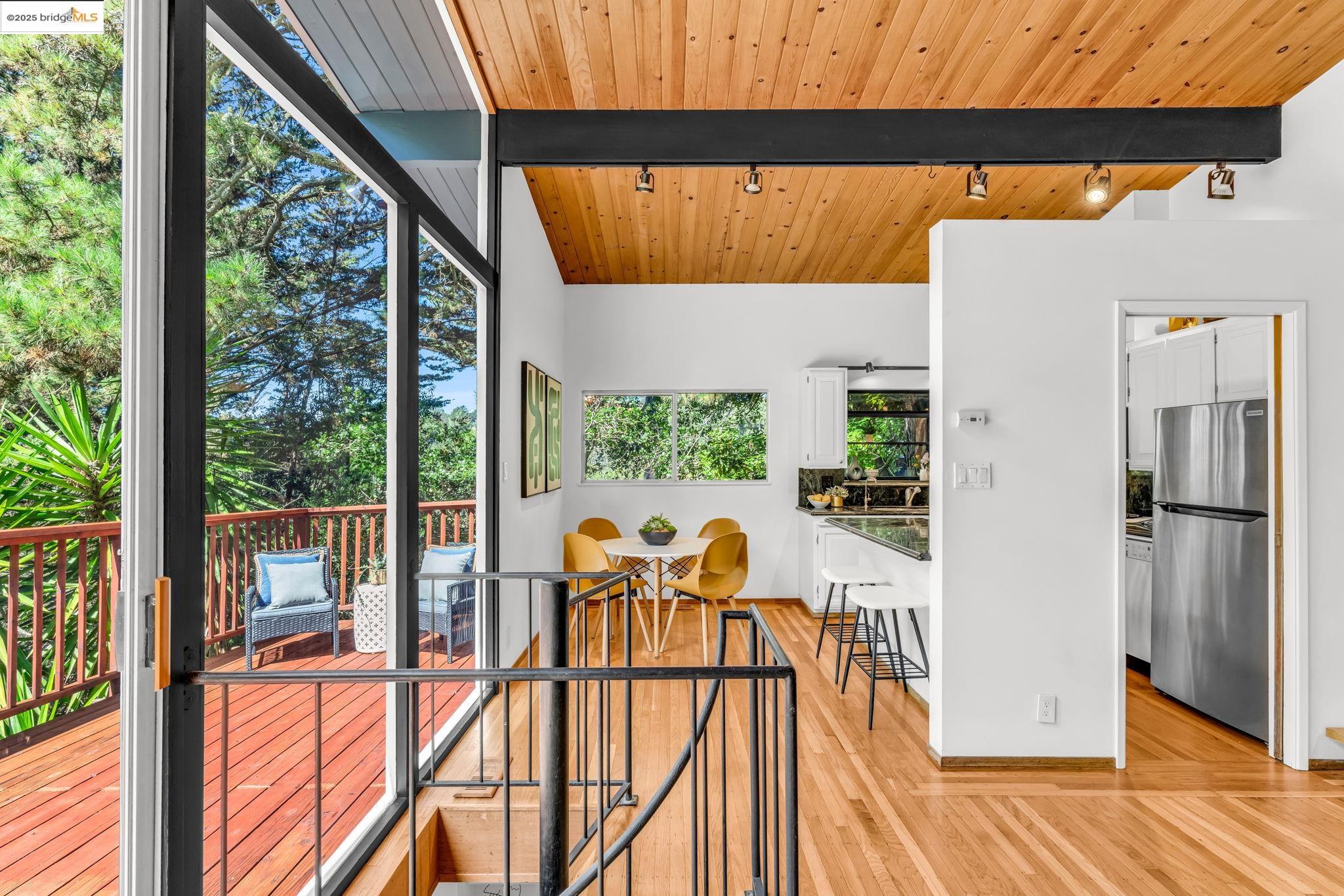 Detail Gallery Image 21 of 52 For 2211 Arrowhead Dr, Oakland,  CA 94611 - 3 Beds | 2 Baths