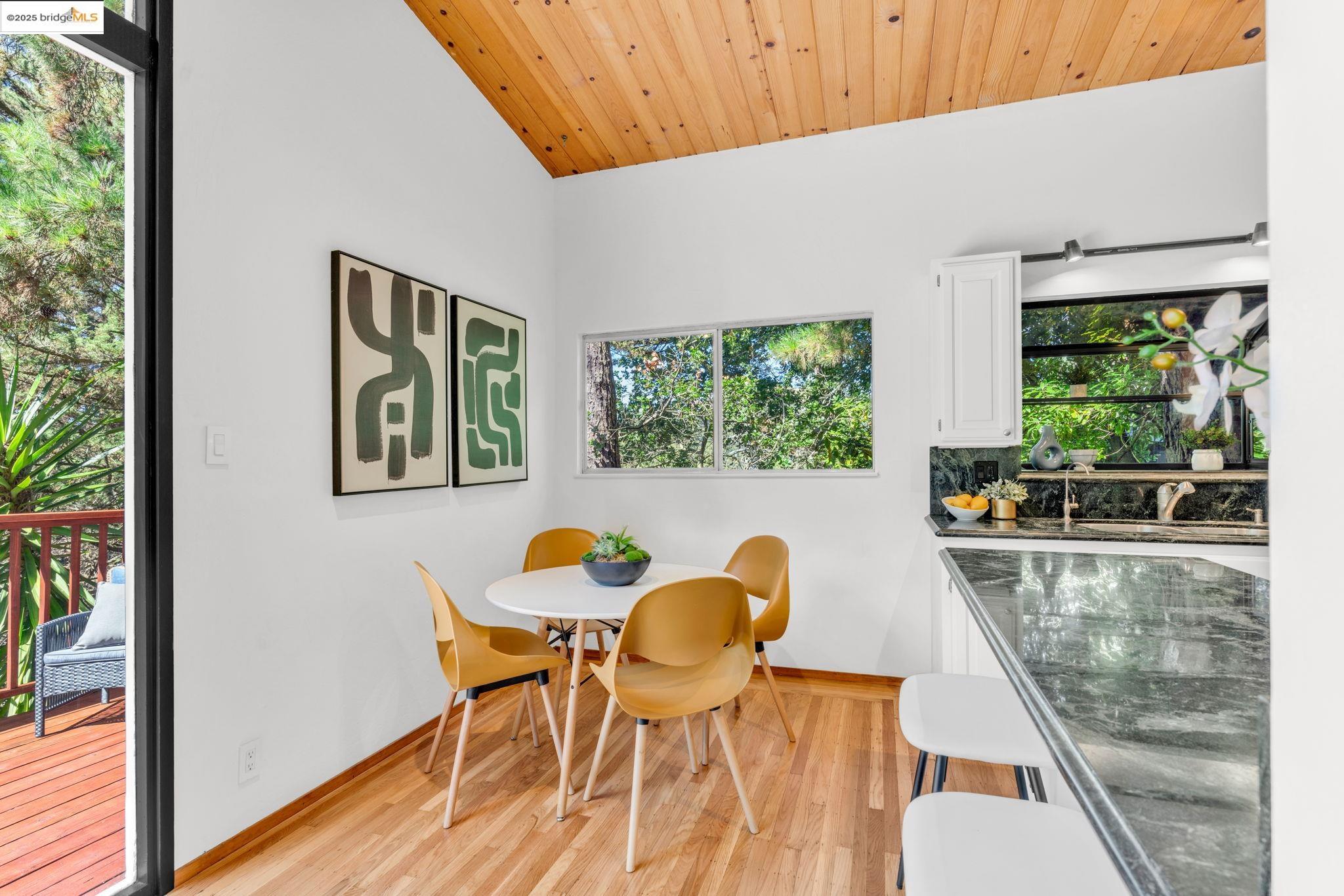 Detail Gallery Image 22 of 52 For 2211 Arrowhead Dr, Oakland,  CA 94611 - 3 Beds | 2 Baths