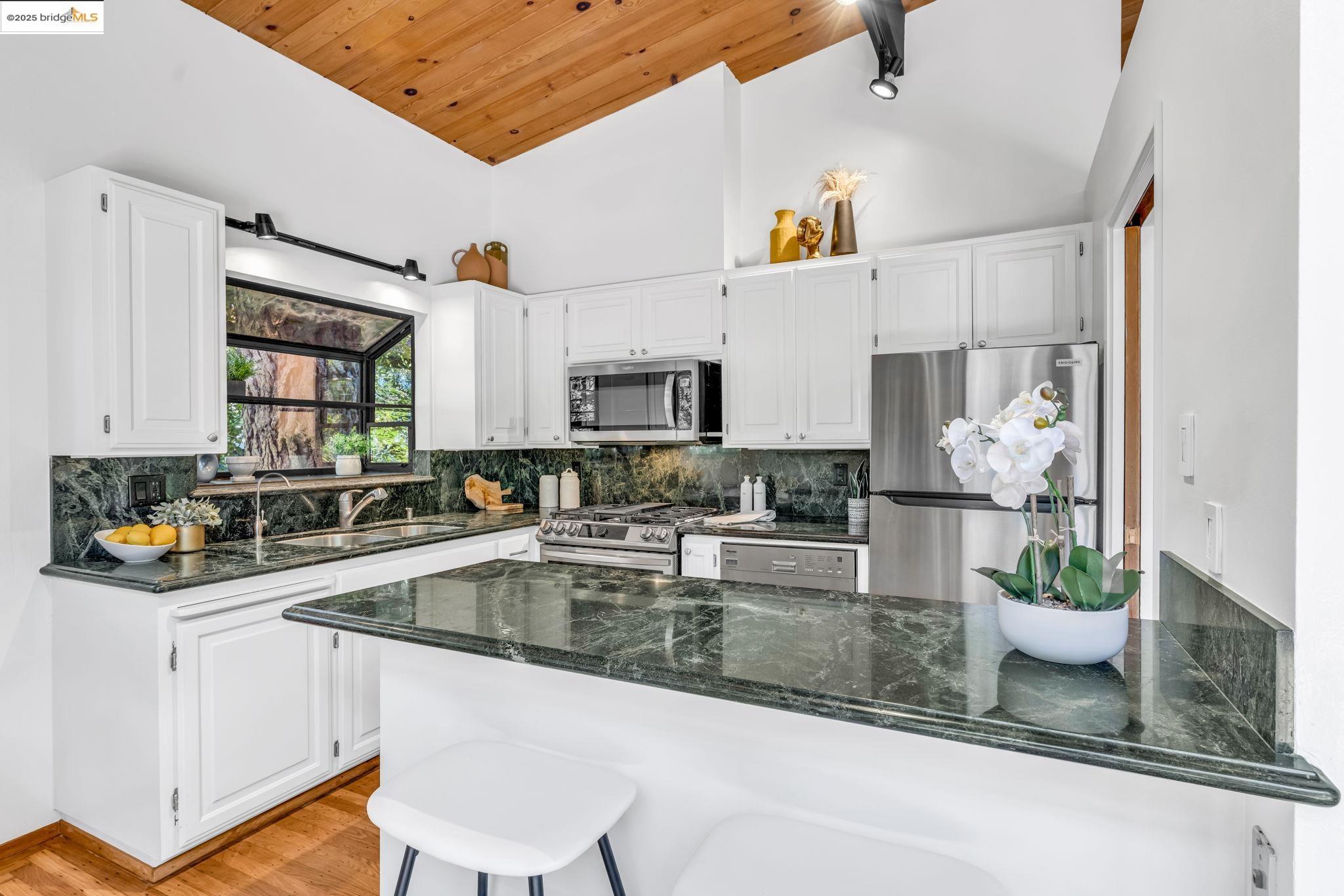 Detail Gallery Image 23 of 52 For 2211 Arrowhead Dr, Oakland,  CA 94611 - 3 Beds | 2 Baths