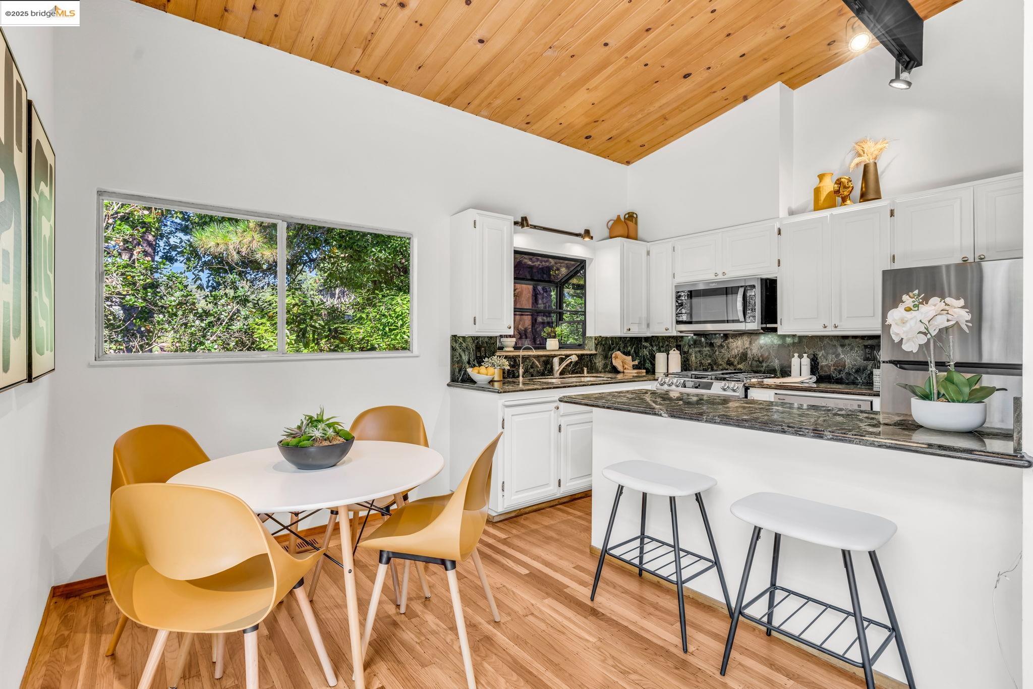 Detail Gallery Image 24 of 52 For 2211 Arrowhead Dr, Oakland,  CA 94611 - 3 Beds | 2 Baths