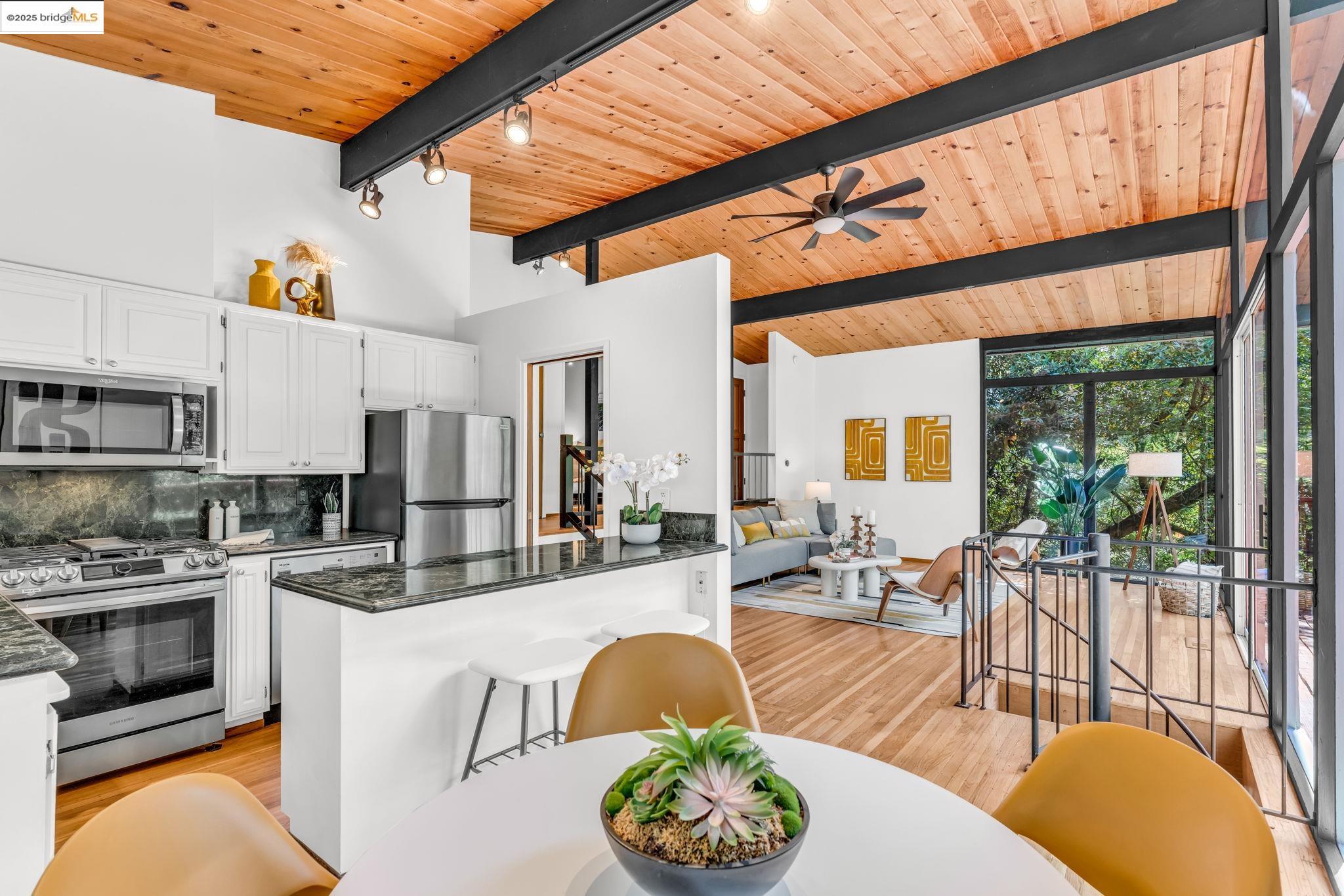 Detail Gallery Image 25 of 52 For 2211 Arrowhead Dr, Oakland,  CA 94611 - 3 Beds | 2 Baths