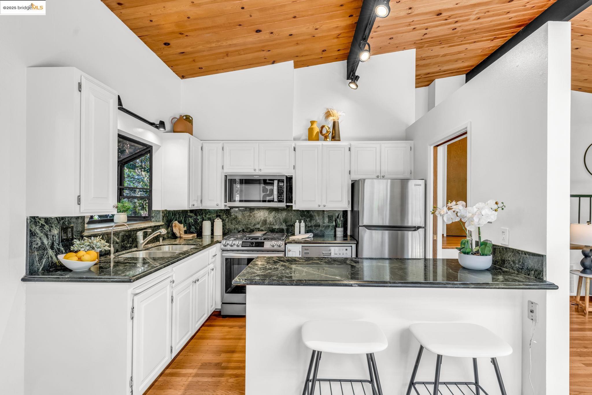 Detail Gallery Image 26 of 52 For 2211 Arrowhead Dr, Oakland,  CA 94611 - 3 Beds | 2 Baths