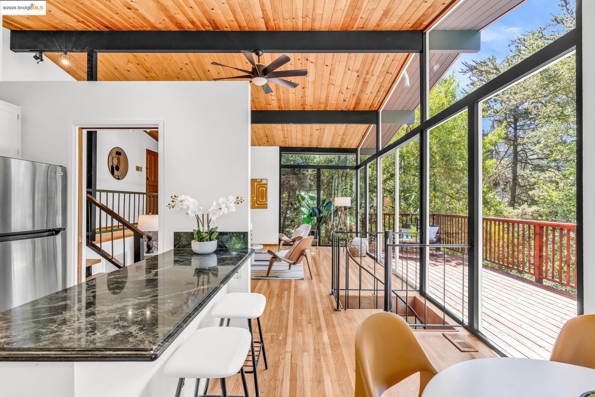 Detail Gallery Image 27 of 52 For 2211 Arrowhead Dr, Oakland,  CA 94611 - 3 Beds | 2 Baths