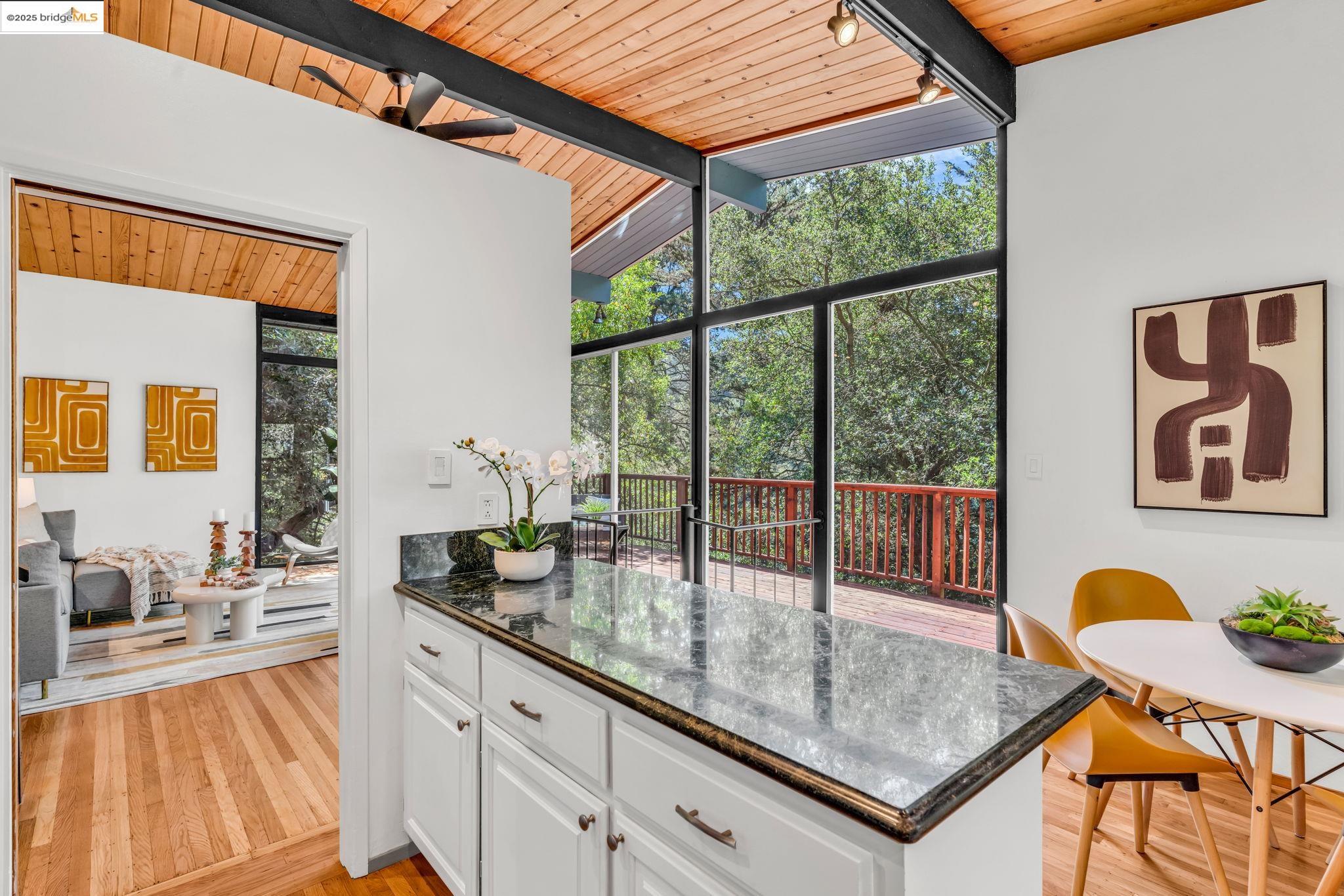Detail Gallery Image 28 of 52 For 2211 Arrowhead Dr, Oakland,  CA 94611 - 3 Beds | 2 Baths