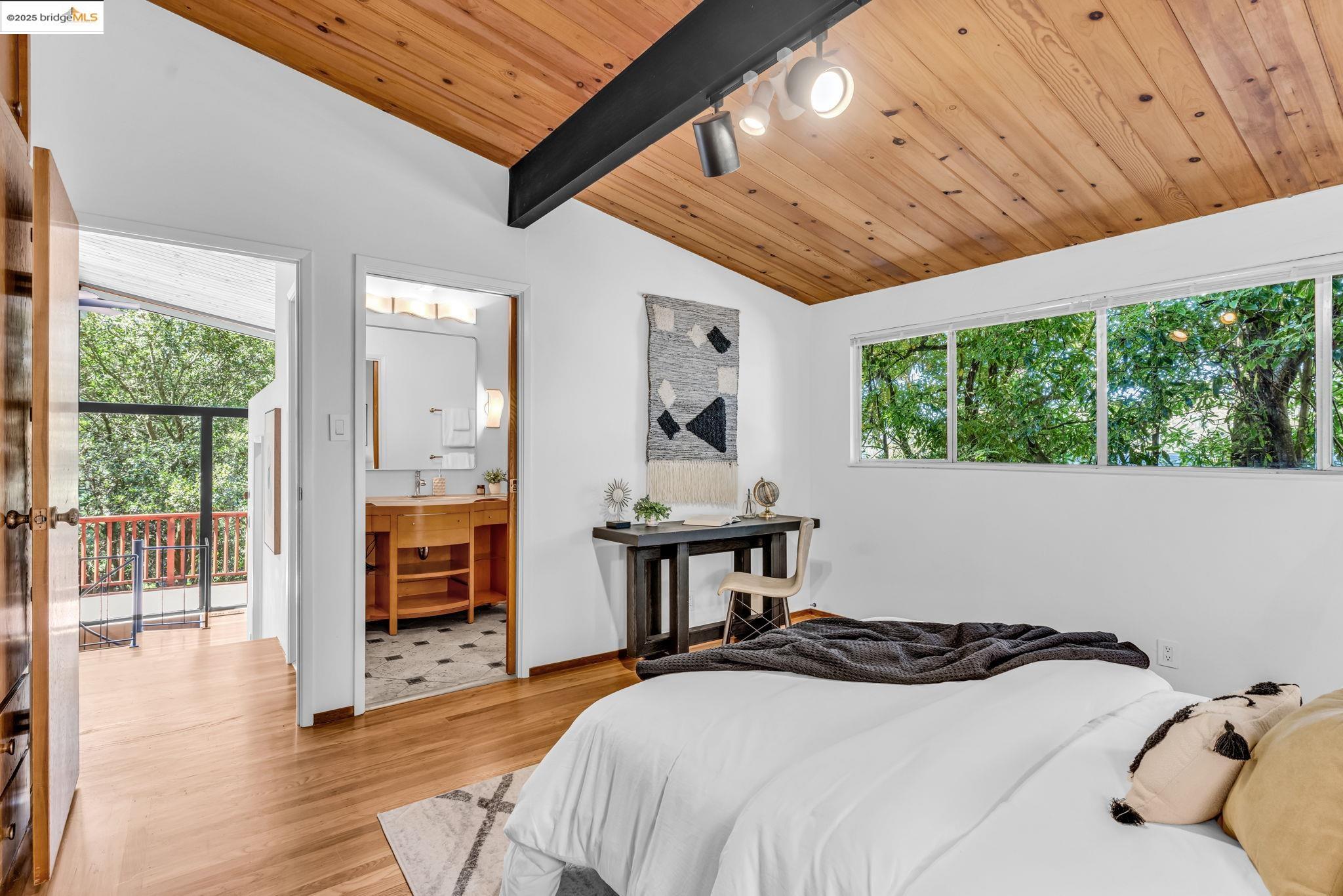 Detail Gallery Image 30 of 52 For 2211 Arrowhead Dr, Oakland,  CA 94611 - 3 Beds | 2 Baths