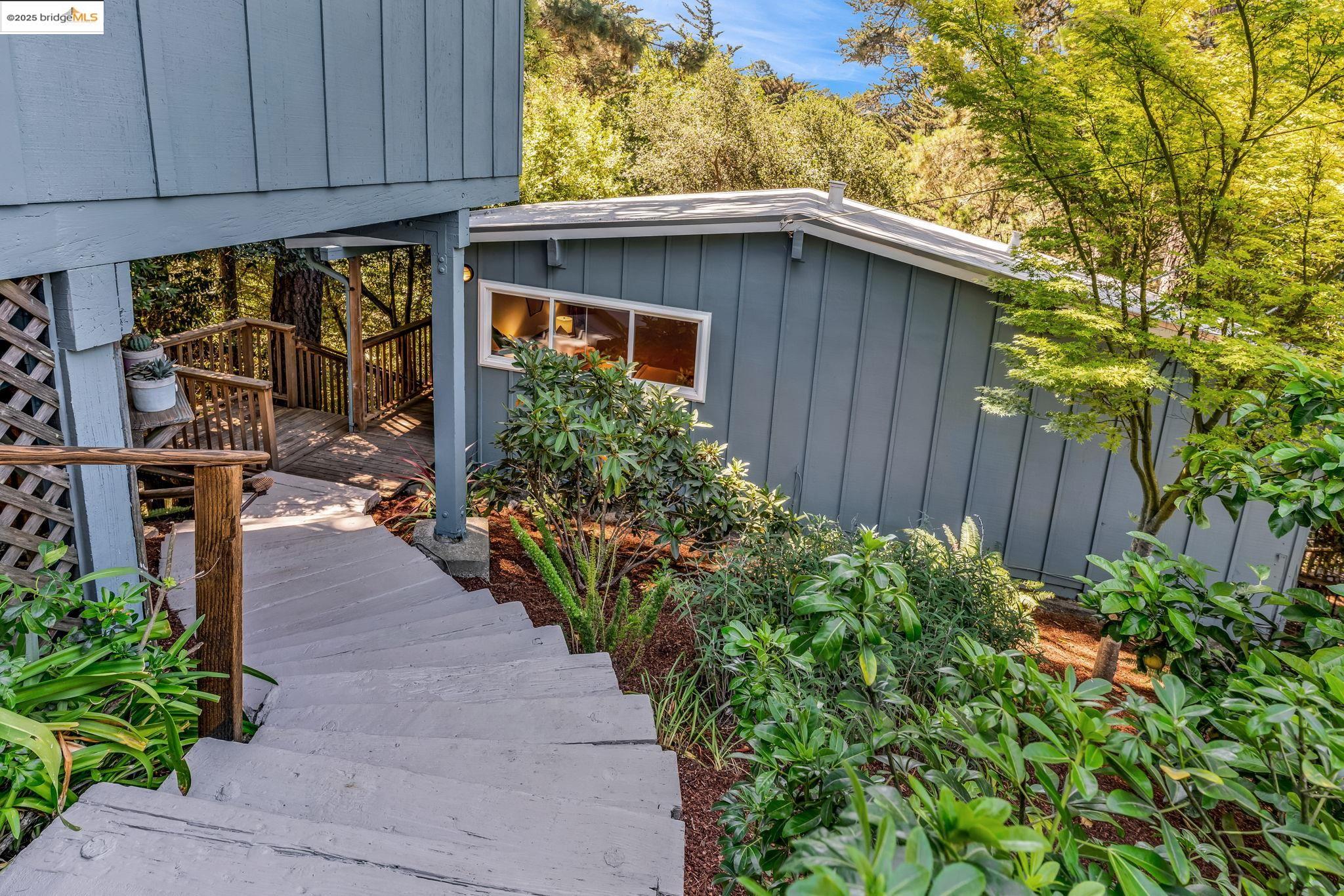 Detail Gallery Image 4 of 52 For 2211 Arrowhead Dr, Oakland,  CA 94611 - 3 Beds | 2 Baths