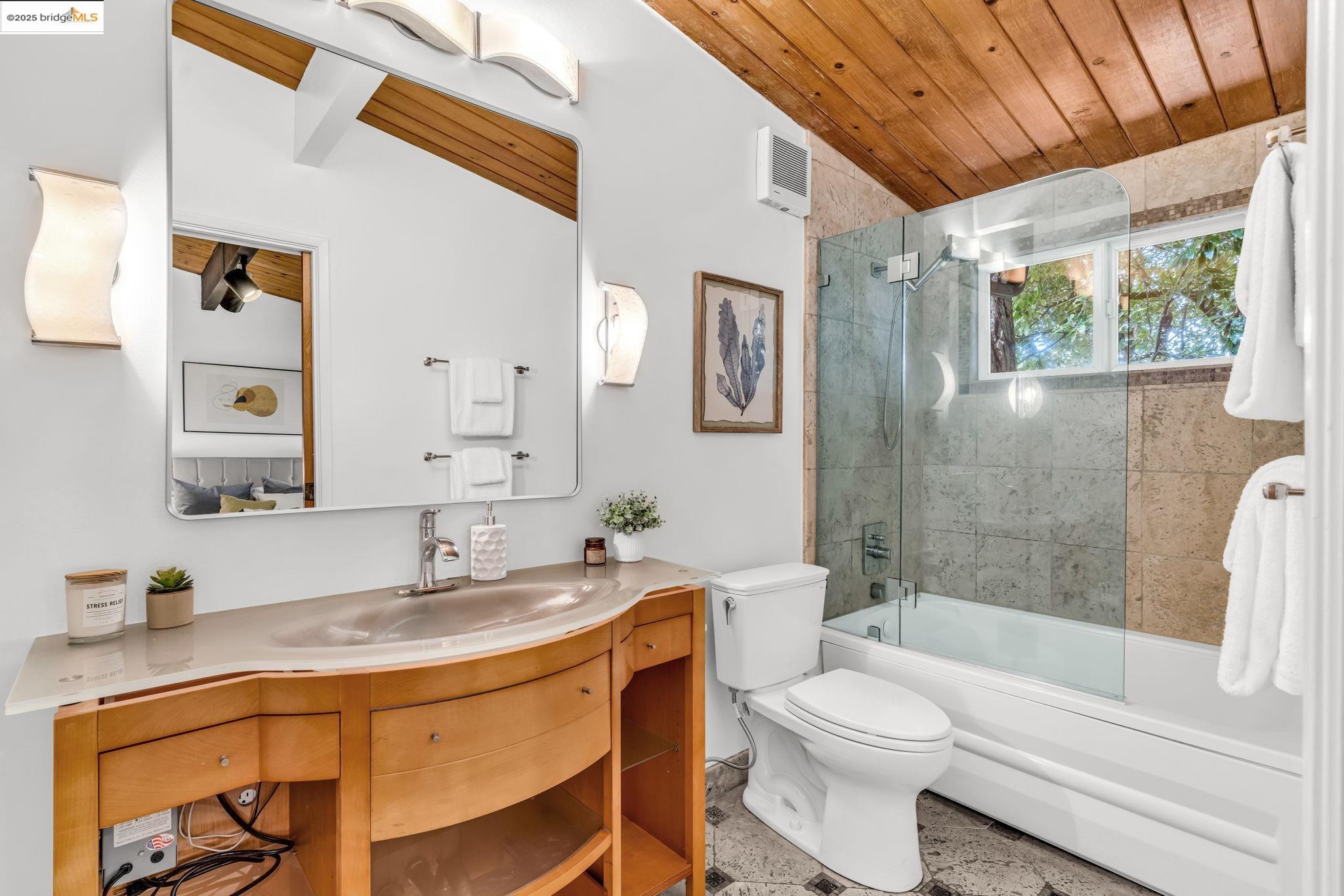 Detail Gallery Image 31 of 52 For 2211 Arrowhead Dr, Oakland,  CA 94611 - 3 Beds | 2 Baths