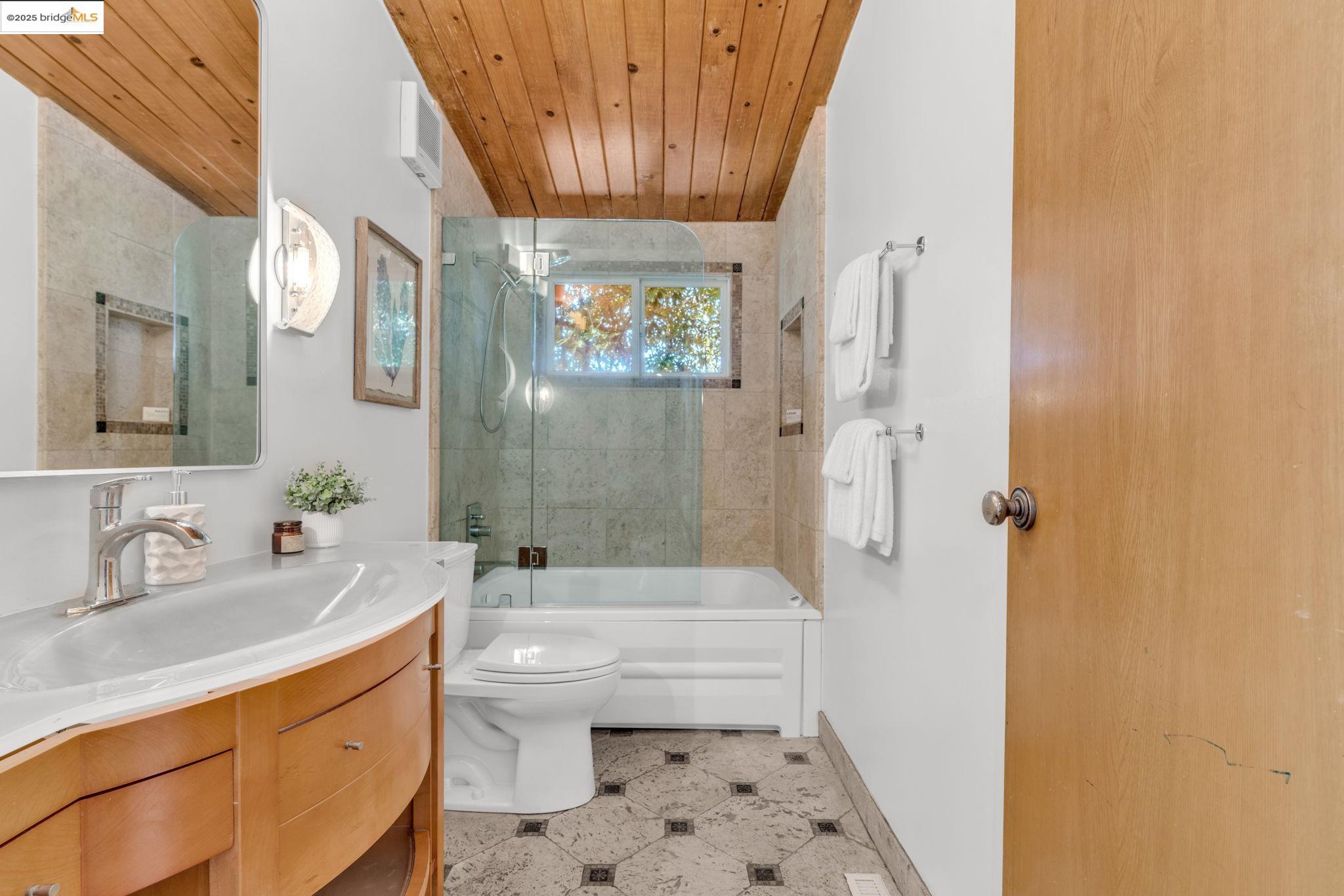 Detail Gallery Image 32 of 52 For 2211 Arrowhead Dr, Oakland,  CA 94611 - 3 Beds | 2 Baths